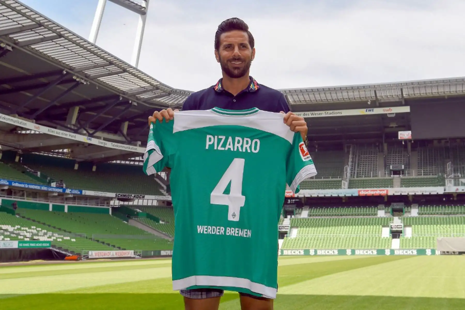 El veterano delantero peruano Claudio Pizarro posa con su camiseta para su regreso al club alemán de la Bundesliga Werder Bremen.
Foto: AFP El veterano delantero peruano Claudio Pizarro posa con su camiseta para su regreso al club alemán de la Bundesliga Werder Bremen.
Foto: AFP