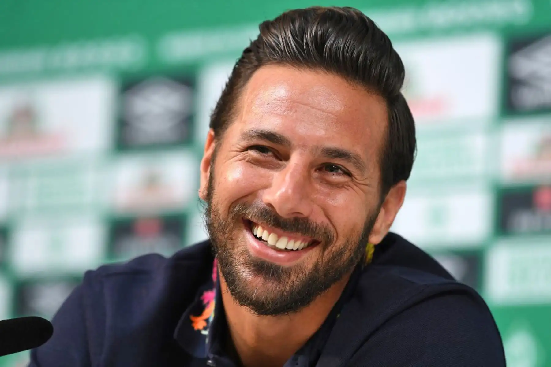 El veterano delantero peruano Claudio Pizarro se dirige a una conferencia de prensa para su regreso al club alemán de la Bundesliga Werder Bremen.
Foto: AFP