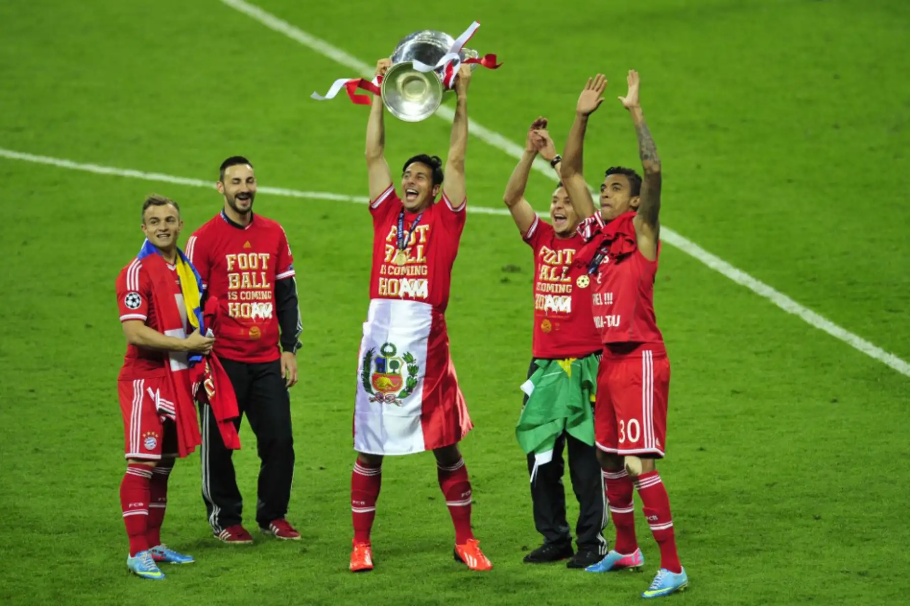 El delantero peruano del Bayern Munich Claudio Pizarro  celebra con el trofeo en el campo con sus compañeros de equipo después de su victoria en el partido de fútbol final de la UEFA Champions League entre el Borussia Dortmund y el Bayern Munich en el estadio de Wembley en Londres.
Foto: AFP El delantero peruano del Bayern Munich Claudio Pizarro  celebra con el trofeo en el campo con sus compañeros de equipo después de su victoria en el partido de fútbol final de la UEFA Champions League entre el Borussia Dortmund y el Bayern Munich en el estadio de Wembley en Londres.
Foto: AFP