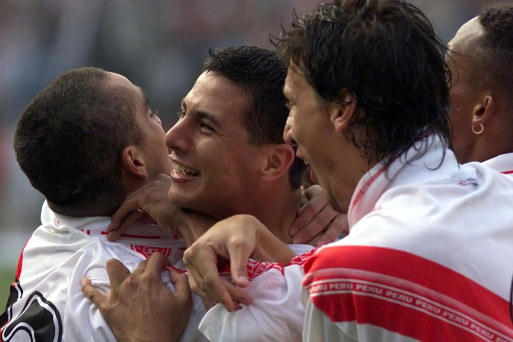 El jugador del seleccionado de fútbol de Perú, Claudio Pizarro es felicitado por sus compañeros tras convertir un gol frente a Ecuador en Lima, en partido contra Ecuador valido por la 13a. fecha de las eliminatorias para el Mundial de fútbol Japon-Corea 2002. 
Foto: AFP El jugador del seleccionado de fútbol de Perú, Claudio Pizarro es felicitado por sus compañeros tras convertir un gol frente a Ecuador en Lima, en partido contra Ecuador valido por la 13a. fecha de las eliminatorias para el Mundial de fútbol Japon-Corea 2002. 
Foto: AFP