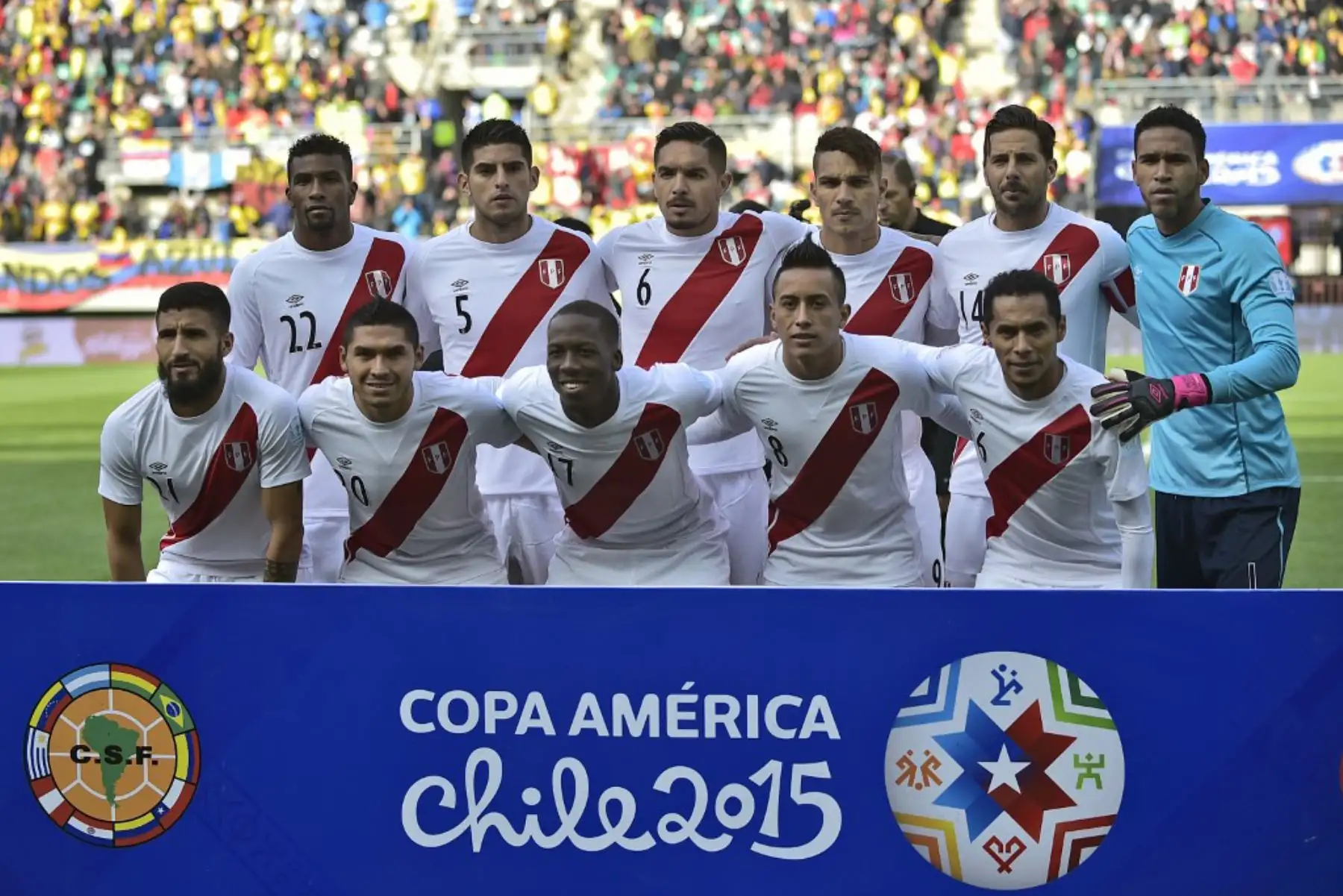 Los jugadores de Perú posan para las fotos antes del comienzo del partido de campeonato de fútbol de la Copa América 2015 contra Colombia, en Temuco, Chile.
Foto: AFP Los jugadores de Perú posan para las fotos antes del comienzo del partido de campeonato de fútbol de la Copa América 2015 contra Colombia, en Temuco, Chile.
Foto: AFP