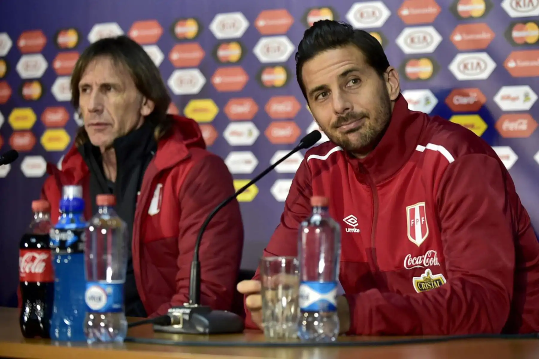 El futbolista peruano Claudio Pizarro y el entrenador Ricardo Gareca hablan durante una conferencia de prensa en el estadio German Becker durante el Campeonato de fútbol de la Copa América 2015.
Foto: AFP El futbolista peruano Claudio Pizarro y el entrenador Ricardo Gareca hablan durante una conferencia de prensa en el estadio German Becker durante el Campeonato de fútbol de la Copa América 2015.
Foto: AFP
