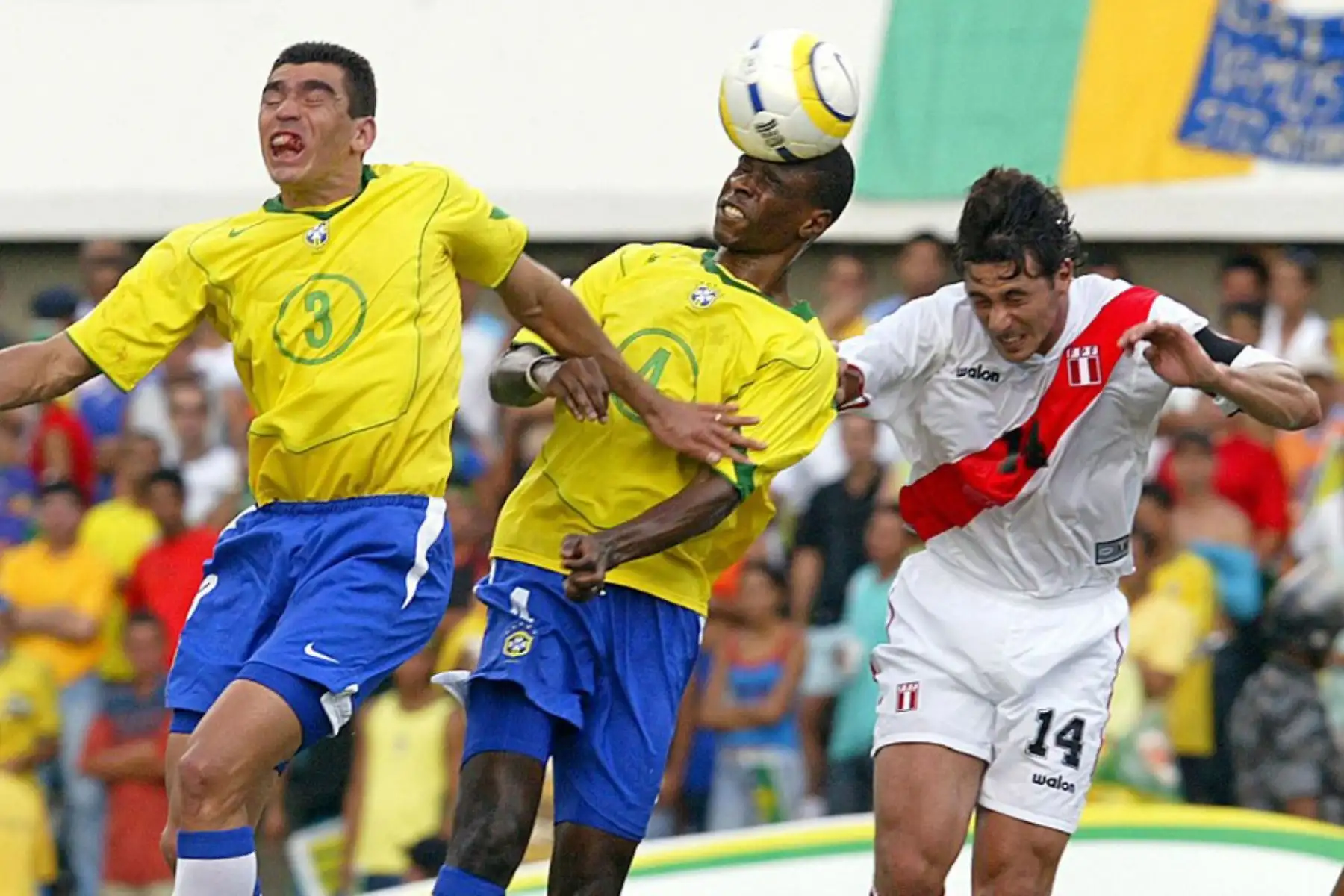 El defensor brasileño de fútbol Juan  encabeza la pelota en medio del defensor Lucio y el peruano Claudio Pizarro  durante su partido de clasificación sudamericano de la Copa Mundial de la FIFA Alemania 2006, en el estadio Serra Dourada en Goiania, Brasil. 
Foto: AFP El defensor brasileño de fútbol Juan  encabeza la pelota en medio del defensor Lucio y el peruano Claudio Pizarro  durante su partido de clasificación sudamericano de la Copa Mundial de la FIFA Alemania 2006, en el estadio Serra Dourada en Goiania, Brasil. 
Foto: AFP