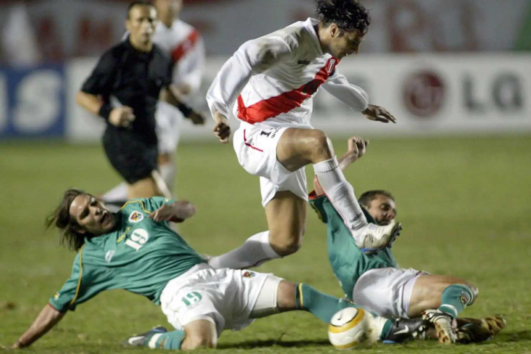 El peruano Claudio Pizarro lucha por el balón con los bolvianos Gonzalo Galindo y Sergio Jauregui en el estadio Nacional de Lima, durante el partido de primera ronda de la Copa América 2004. Perú y Bolivia empataron 2-2. 
Foto :AFP El peruano Claudio Pizarro lucha por el balón con los bolvianos Gonzalo Galindo y Sergio Jauregui en el estadio Nacional de Lima, durante el partido de primera ronda de la Copa América 2004. Perú y Bolivia empataron 2-2. 
Foto :AFP