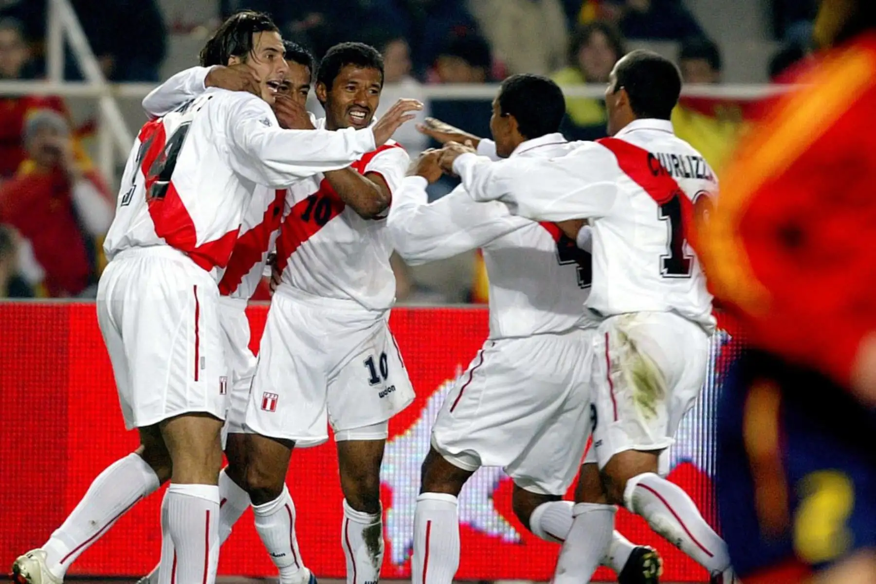 Los jugadores peruanos Miguel Pizarro Nolberto Solano , Carlos Palacios, Jorge Soto  y Marko Ciurlizza celebran su primer gol contra España durante su partido amistoso en el estadio Olimpic Lluis Company de Barcelona.
Foto: AFP