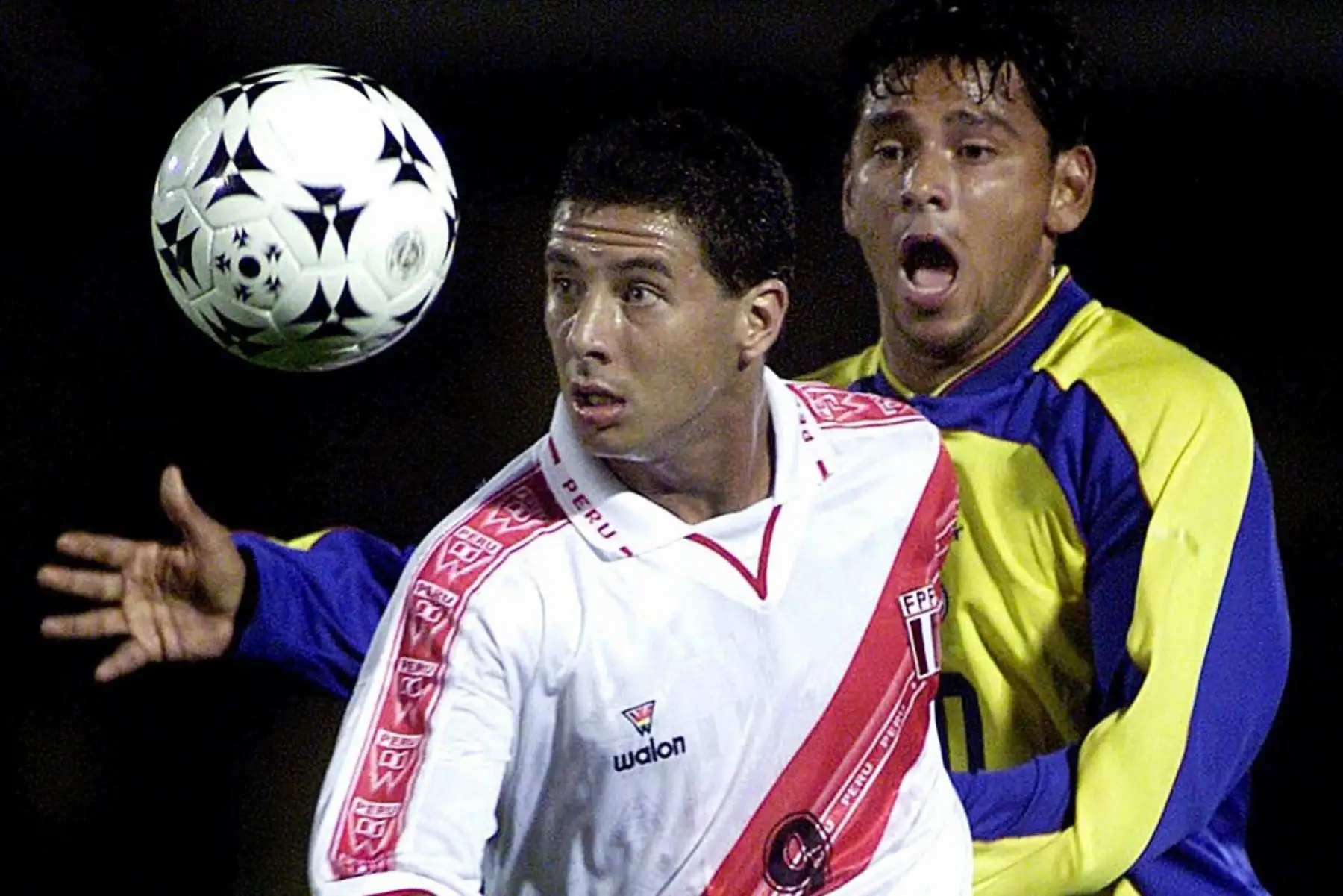 El colombiano Gerardo Bedoya ucha por el balón con el peruano Claudio Pizarro durante su partido de clasificación para la Copa del Mundo Corea-Japón 2002 en el estadio Nemesio Camacho en Bogotá. Foto: AFP El colombiano Gerardo Bedoya ucha por el balón con el peruano Claudio Pizarro durante su partido de clasificación para la Copa del Mundo Corea-Japón 2002 en el estadio Nemesio Camacho en Bogotá. Foto: AFP