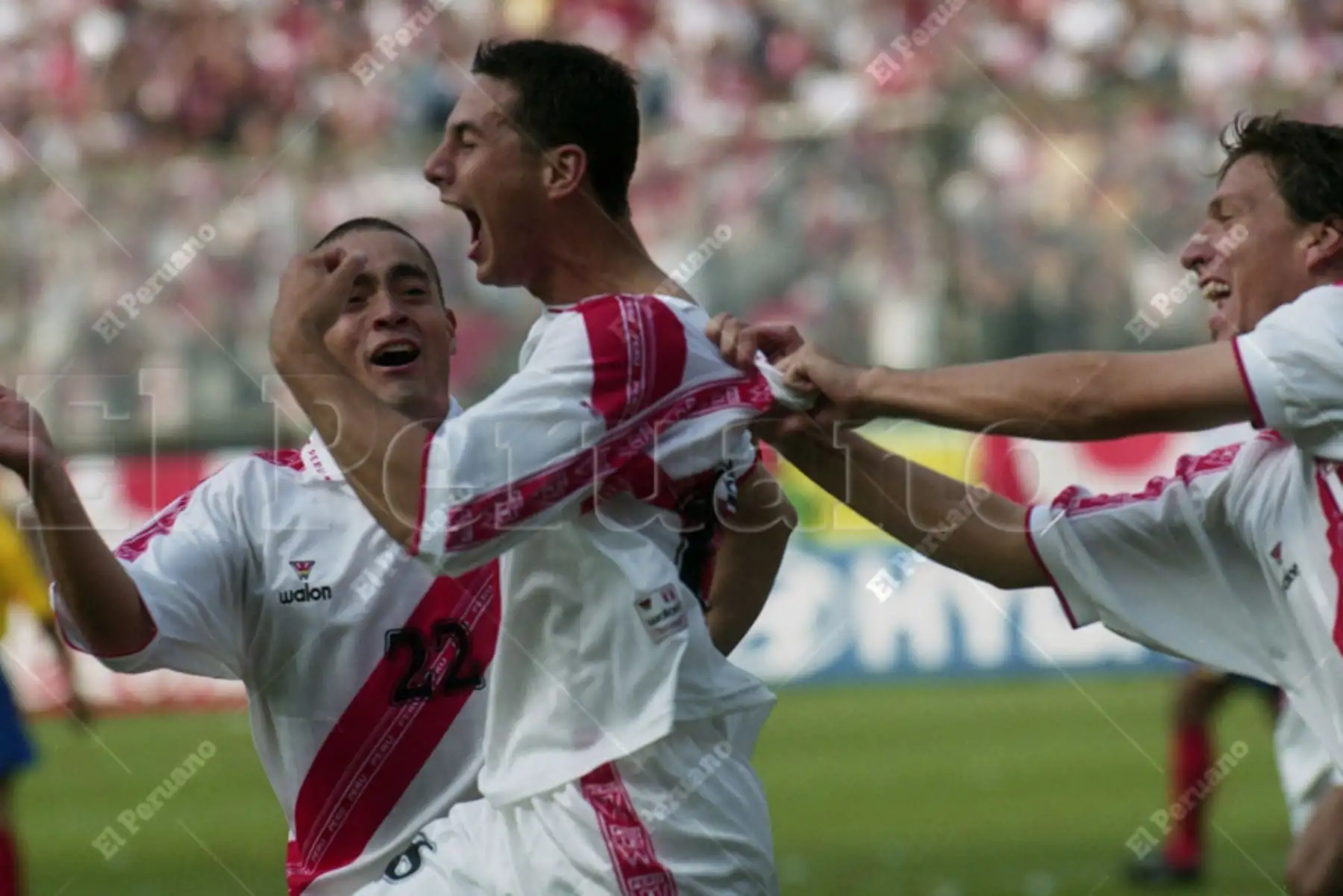 Lima - 2 junio 2001 / La selección peruana de fútbol cayó ante Ecuador 2-1 por las eliminatorias sudamericanas al mundial de Corea-Japón 2002. El cuadro peruano jugó por primera vez en el Estadio Monumental.
 Foto: Archivo Histórico de El Peruano. Lima - 2 junio 2001 / La selección peruana de fútbol cayó ante Ecuador 2-1 por las eliminatorias sudamericanas al mundial de Corea-Japón 2002. El cuadro peruano jugó por primera vez en el Estadio Monumental.
 Foto: Archivo Histórico de El Peruano.