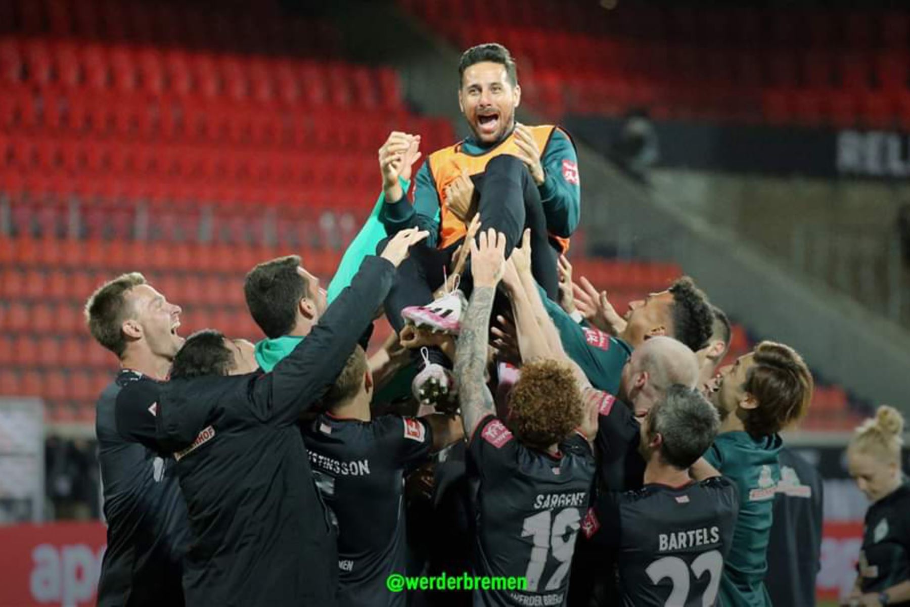 Claudio Pizarro fue lanzado por los aires tras despedirse del fútbol profesional
Foto: Twitter Werder Bremen