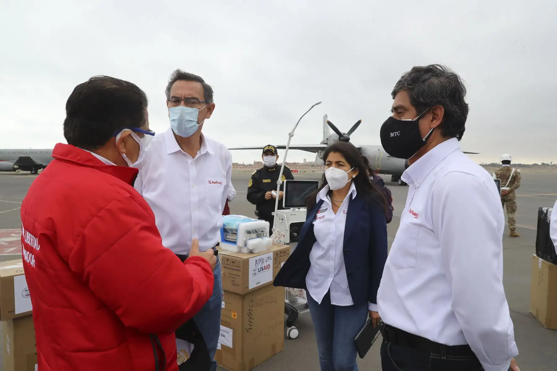 El presidente de la República, Martín Vizcarra, entrega ventiladores mecánicos para pacientes con covid-19 en la región La Libertad .
Foto: ANDINA/ Prensa Presidencia