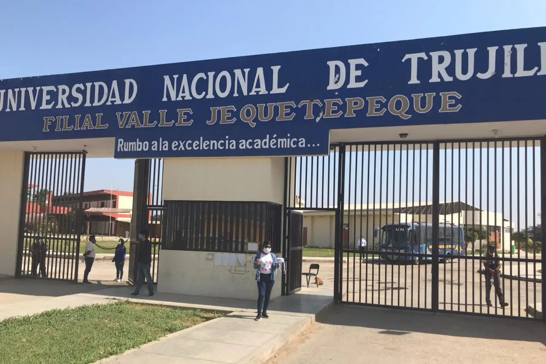 La Universidad Nacional de Trujillo entregó chips con internet a estudiantes de sus filiales de Huamachuco, Santiado de Chuco y el valle de Jequetepeque. Foto: Cortesía Luis Puell