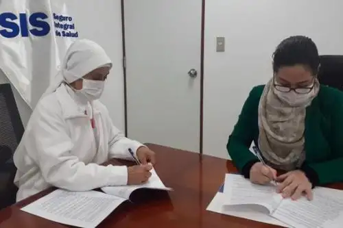 Terminado el acto oficial de firma de contrato con el SIS, Esther Cusma, quien también es reconocida en su congregación religiosa como sor María Esther, destacó el trabajo conjunto que vienen realizando los sectores público y privado a favor de la población afectada por la covid-19. ANDINA/Minsa