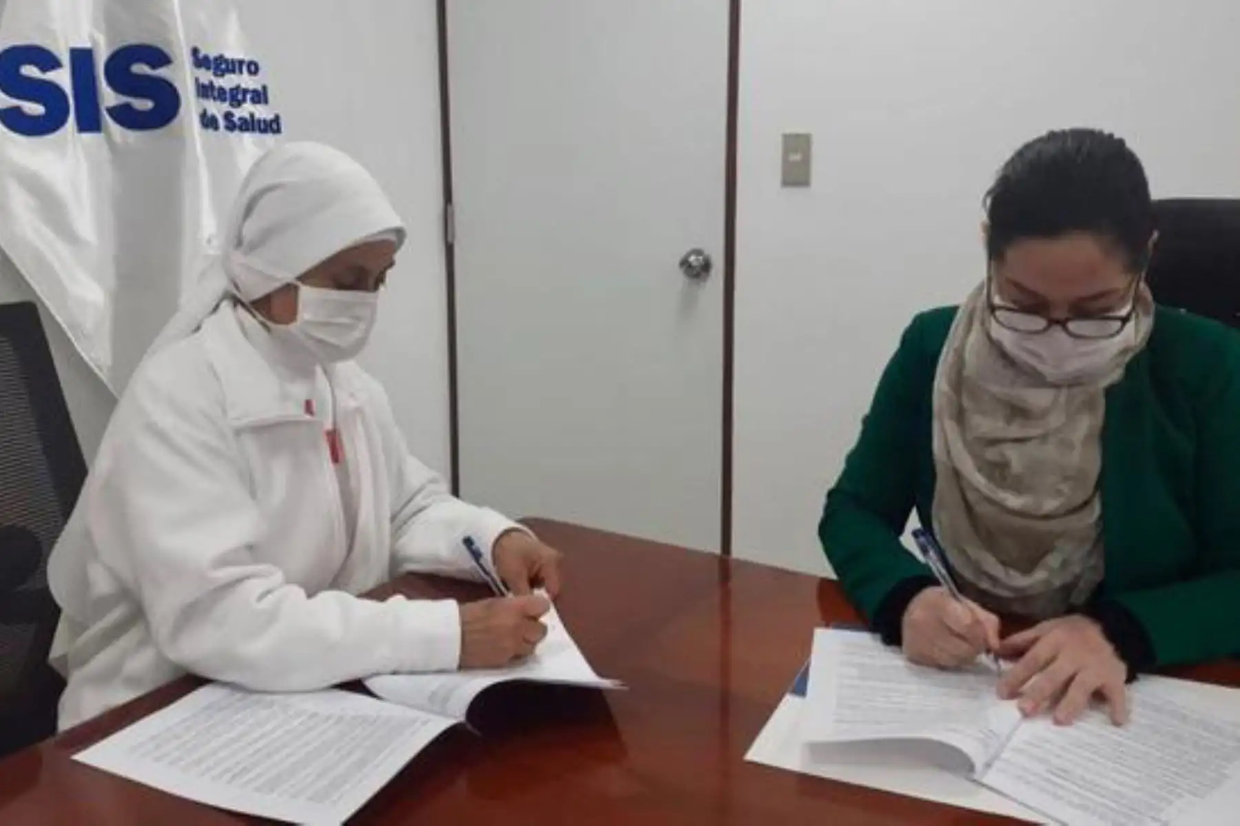 Terminado el acto oficial de firma de contrato con el SIS, Esther Cusma, quien también es reconocida en su congregación religiosa como sor María Esther, destacó el trabajo conjunto que vienen realizando los sectores público y privado a favor de la población afectada por la covid-19. ANDINA/Minsa
