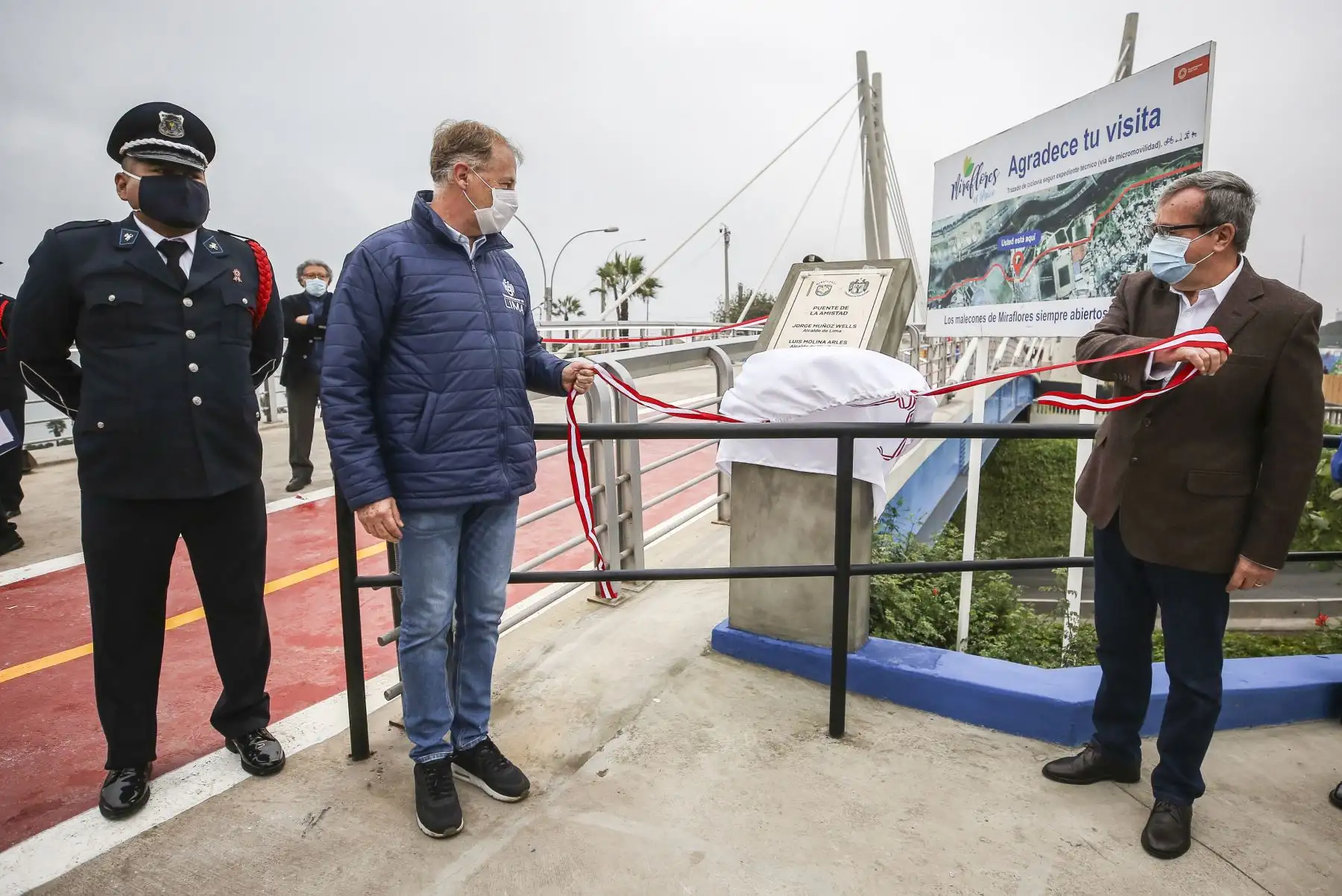 El alcalde de Lima, Jorge Muñoz y el alcalde de Miraflores, Luis Molina inauguraron esta mañana el nuevo Puente de la Amistad, que favorecerá la conectividad entre los malecones de Miraflores y San Isidro. Foto: ANDINA/Municipalidad de Lima