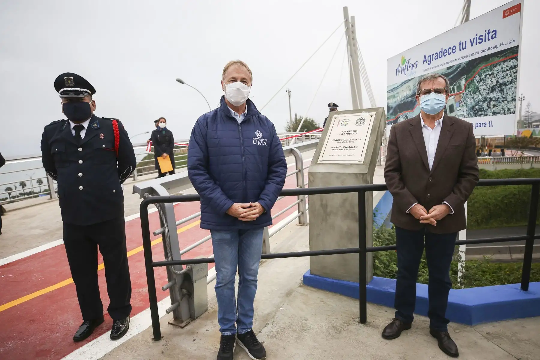El alcalde de Lima, Jorge Muñoz y el alcalde de Miraflores, Luis Molina inauguraron esta mañana el nuevo Puente de la Amistad, que favorecerá la conectividad entre los malecones de Miraflores y San Isidro. Foto: ANDINA/Municipalidad de Lima