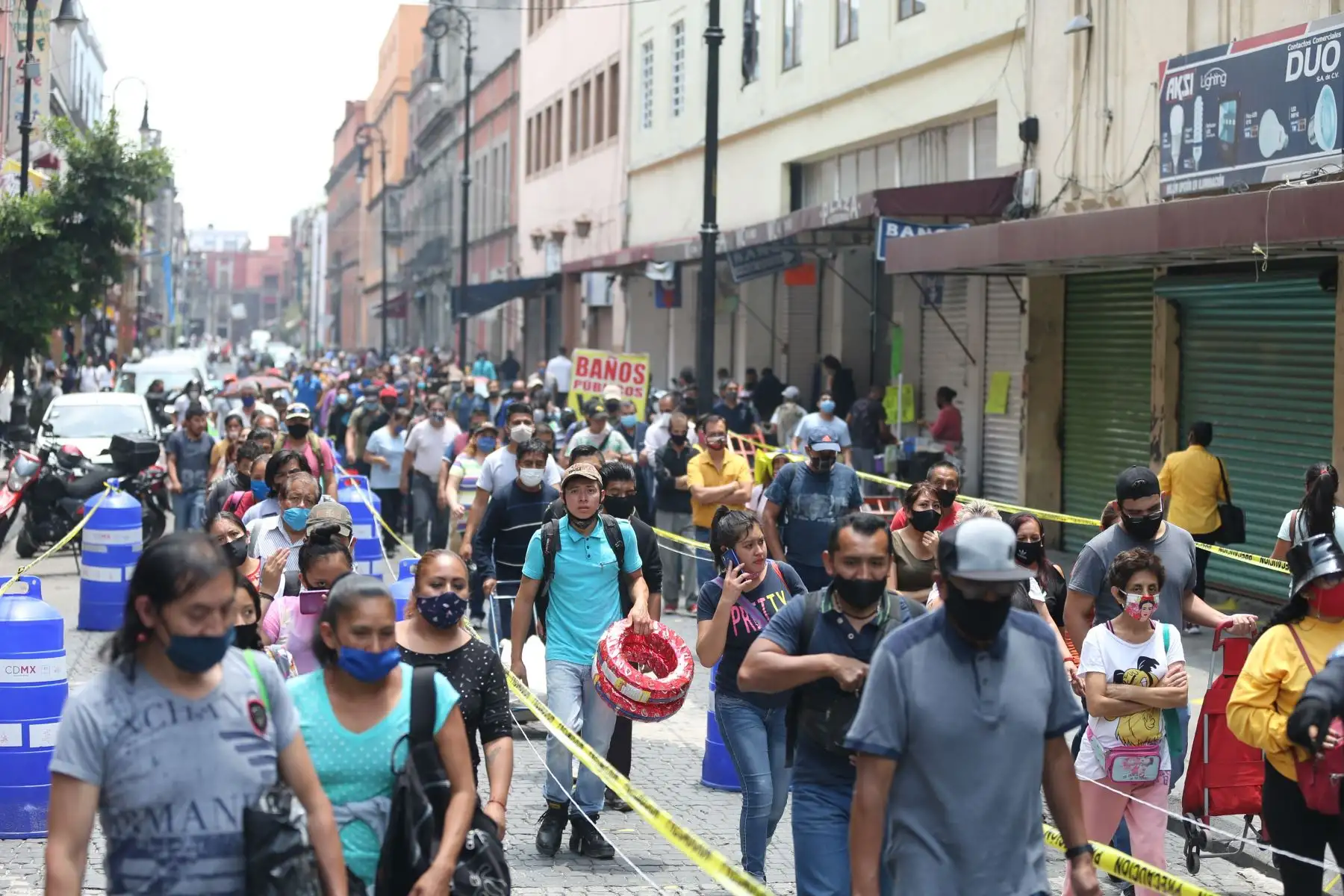Docenas de personas hacen fila para ingresar al Centro Histórico en Ciudad de México (México). Foto: Efe.