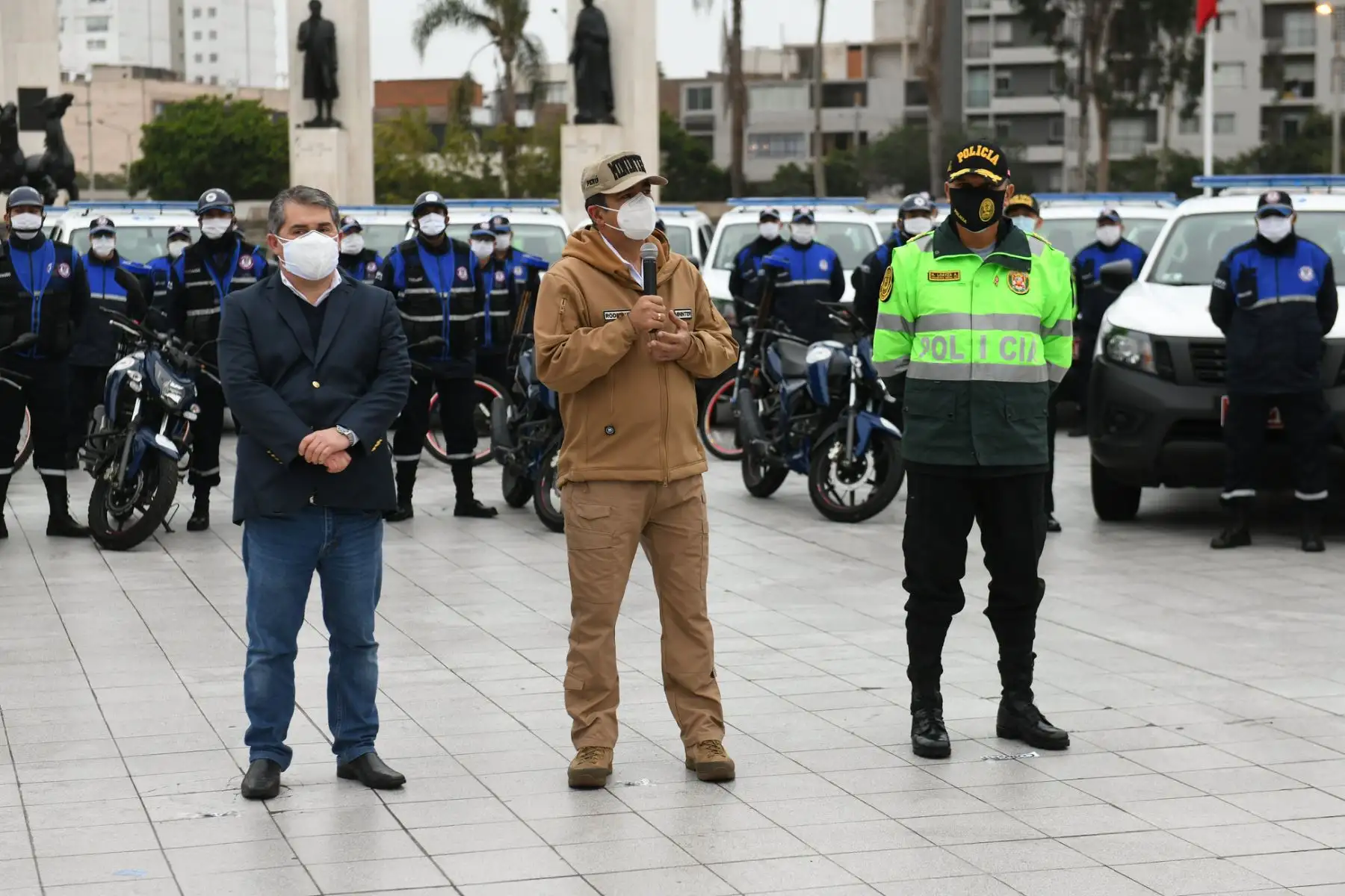 El ministro del Interior, Gastón Rodríguez, presidió la ceremonia de entrega de nuevos vehículos y modernos equipos de comunicación destinados a mejorar el servicio de patrullaje y fortalecer la seguridad ciudadana en Jesús María, como parte del plan Fortaleza 2020.

Foto: MININTER