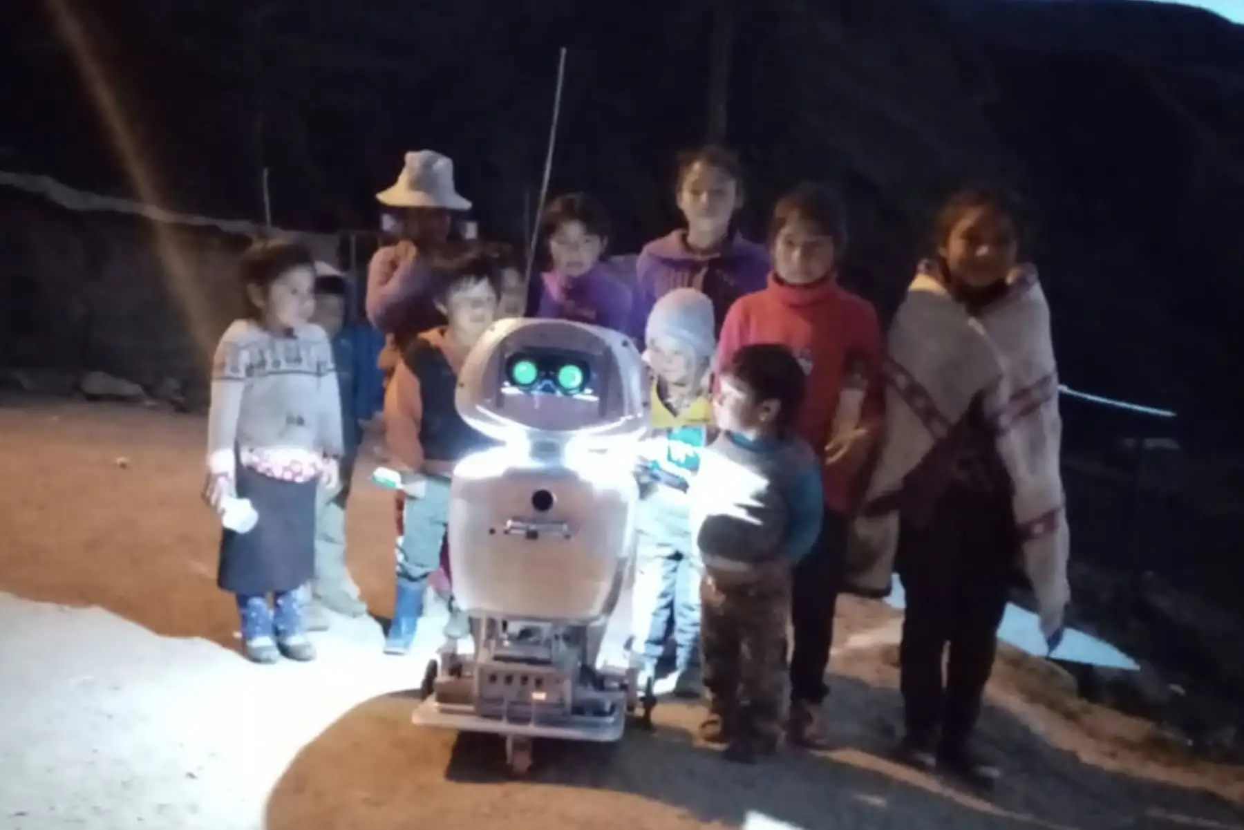 Walter Velásquez Godoy es un ingenioso docente de ciencias y tecnología que construyó un robot para enseñar a sus alumnos que viven en comunidades alejadas del distrito de Colcabamba, región Huancavelica, en el ámbito del Vraem. ANDINA/Difusión