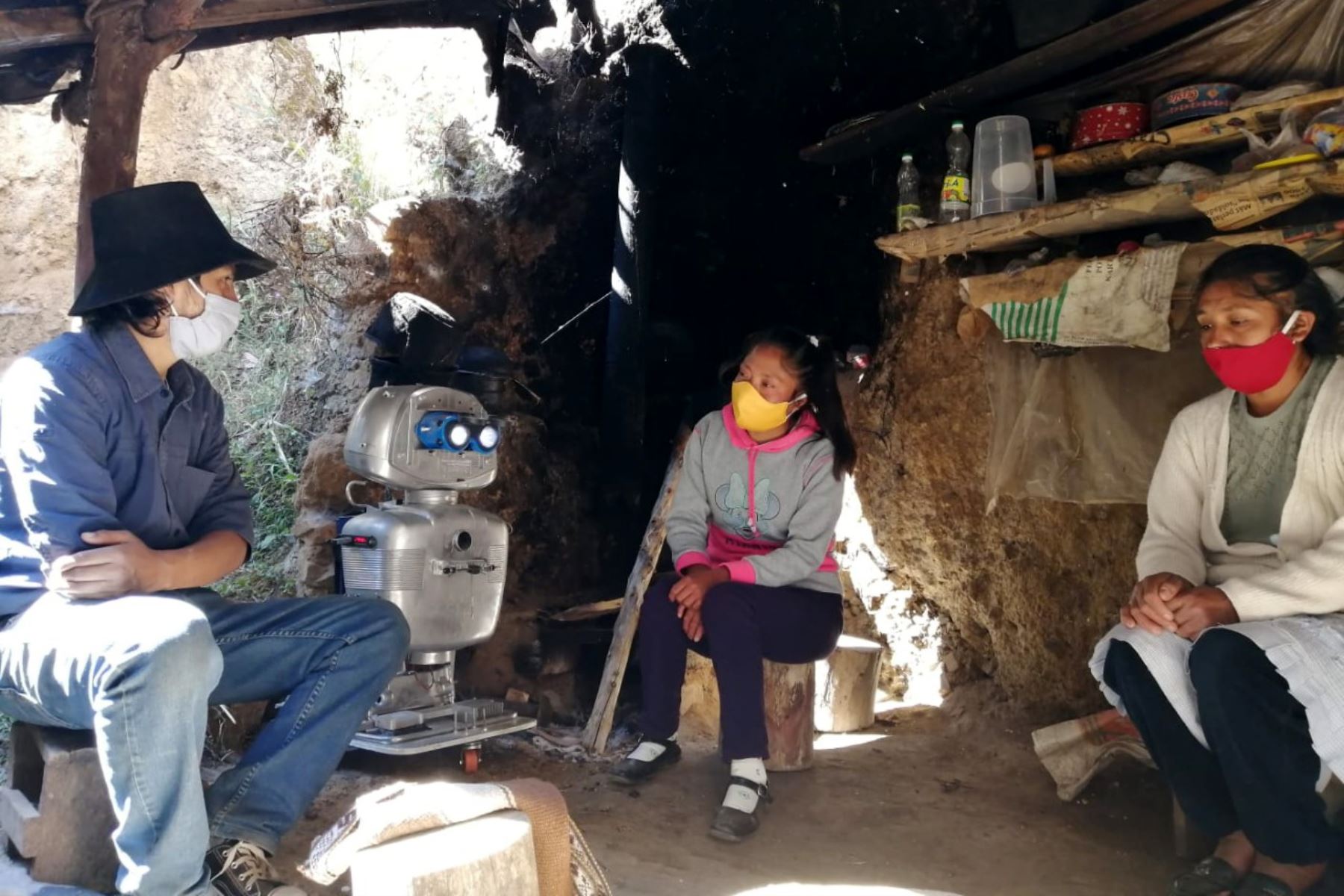 Walter Velásquez Godoy es un ingenioso docente de ciencias y tecnología que construyó un robot para enseñar a sus alumnos que viven en comunidades alejadas del distrito de Colcabamba, región Huancavelica, en el ámbito del Vraem. ANDINA/Difusión