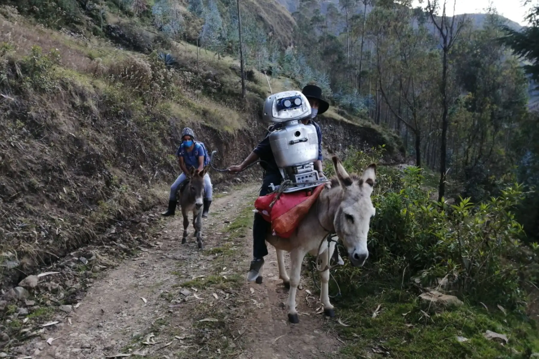 Walter Velásquez Godoy es un ingenioso docente de ciencias y tecnología que construyó un robot para enseñar a sus alumnos que viven en comunidades alejadas del distrito de Colcabamba, región Huancavelica, en el ámbito del Vraem. ANDINA/Difusión