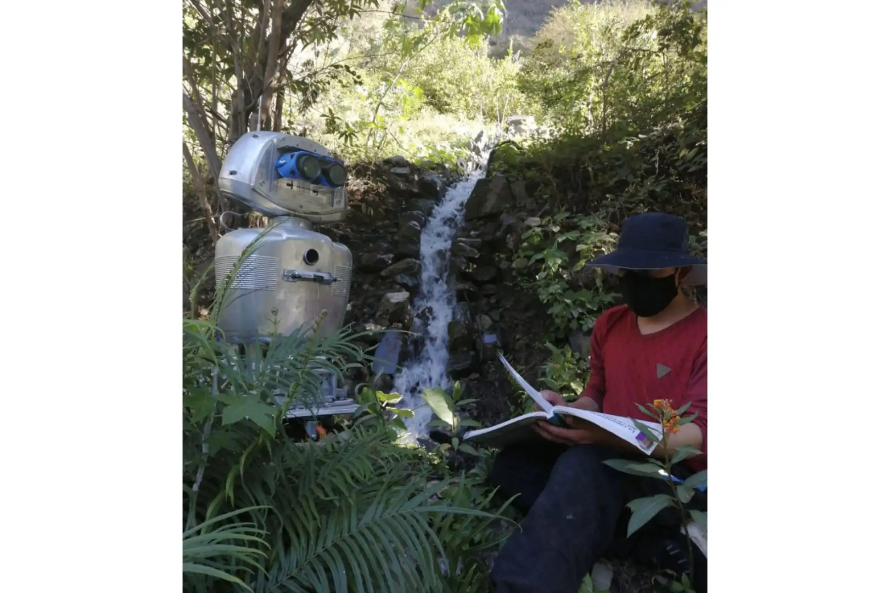 Walter Velásquez Godoy es un ingenioso docente de ciencias y tecnología que construyó un robot para enseñar a sus alumnos que viven en comunidades alejadas del distrito de Colcabamba, región Huancavelica, en el ámbito del Vraem. ANDINA/Difusión