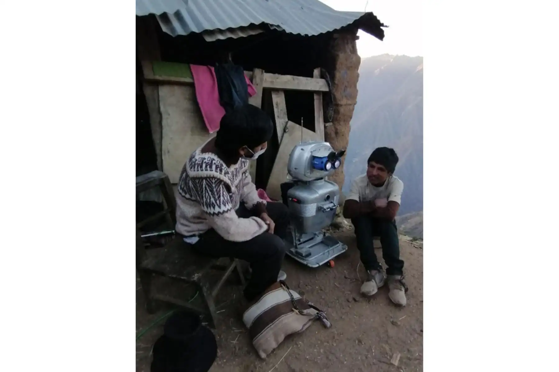 Walter Velásquez Godoy es un ingenioso docente de ciencias y tecnología que construyó un robot para enseñar a sus alumnos que viven en comunidades alejadas del distrito de Colcabamba, región Huancavelica, en el ámbito del Vraem. ANDINA/Difusión