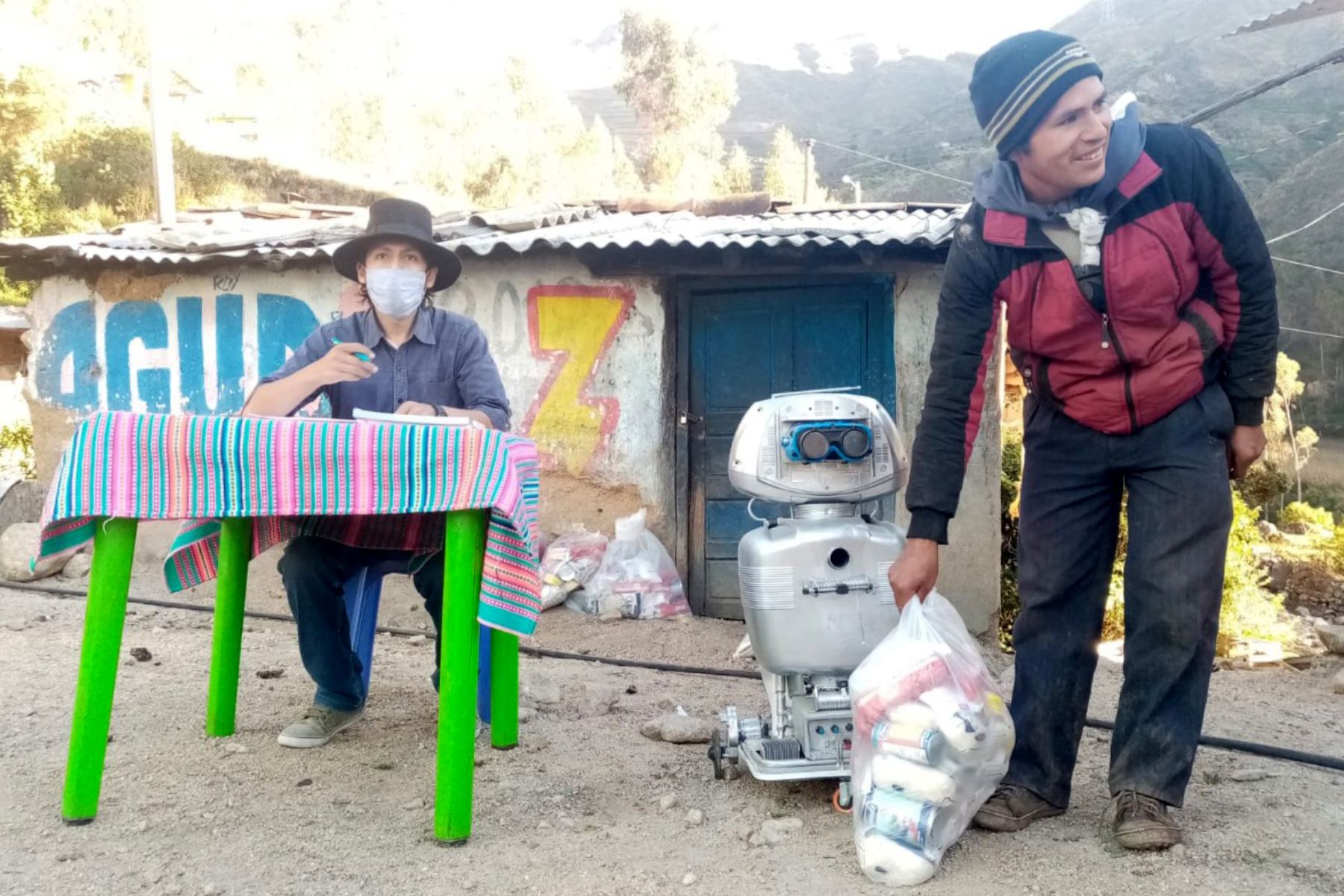 Walter Velásquez Godoy es un ingenioso docente de ciencias y tecnología que construyó un robot para enseñar a sus alumnos que viven en comunidades alejadas del distrito de Colcabamba, región Huancavelica, en el ámbito del Vraem. ANDINA/Difusión