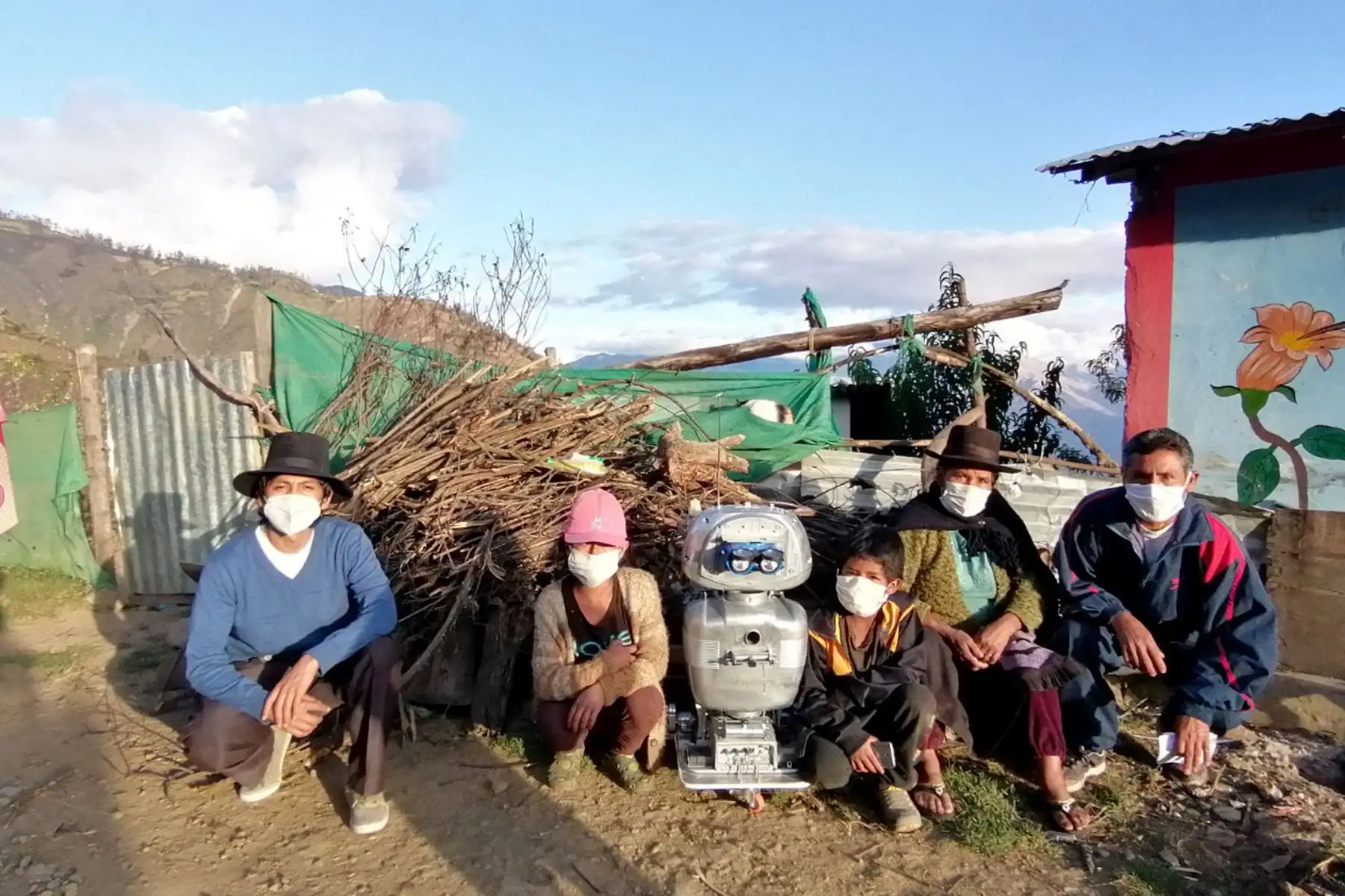 Walter Velásquez Godoy es un ingenioso docente de ciencias y tecnología que construyó un robot para enseñar a sus alumnos que viven en comunidades alejadas del distrito de Colcabamba, región Huancavelica, en el ámbito del Vraem. ANDINA/Difusión