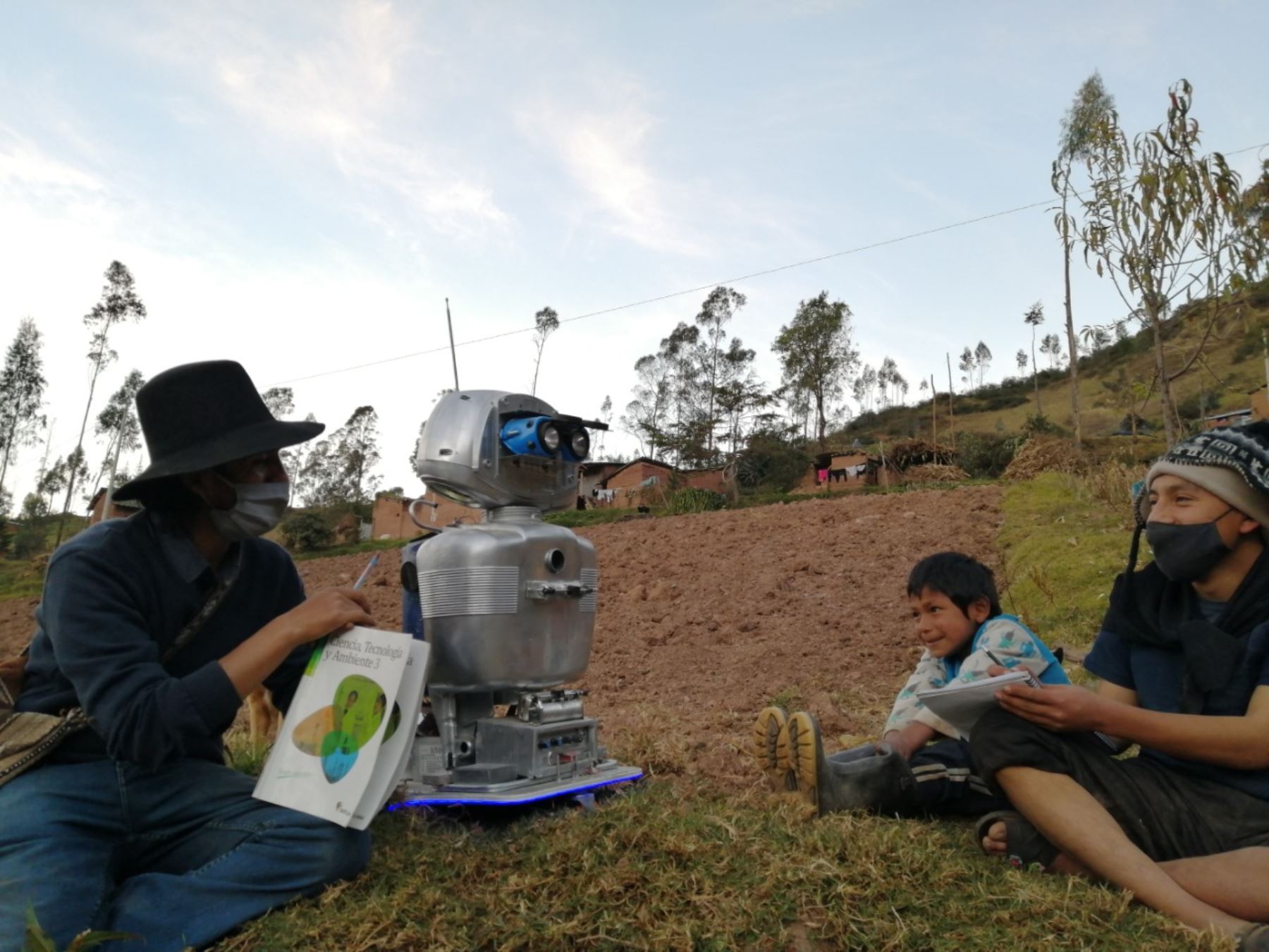 Conoce a Walter Velásquez Godoy, el ingenioso docente de ciencias que construyó un robot para enseñar a sus alumnos que viven en comunidades alejadas del Vraem, en Huancavelica. ANDINA/Difusión