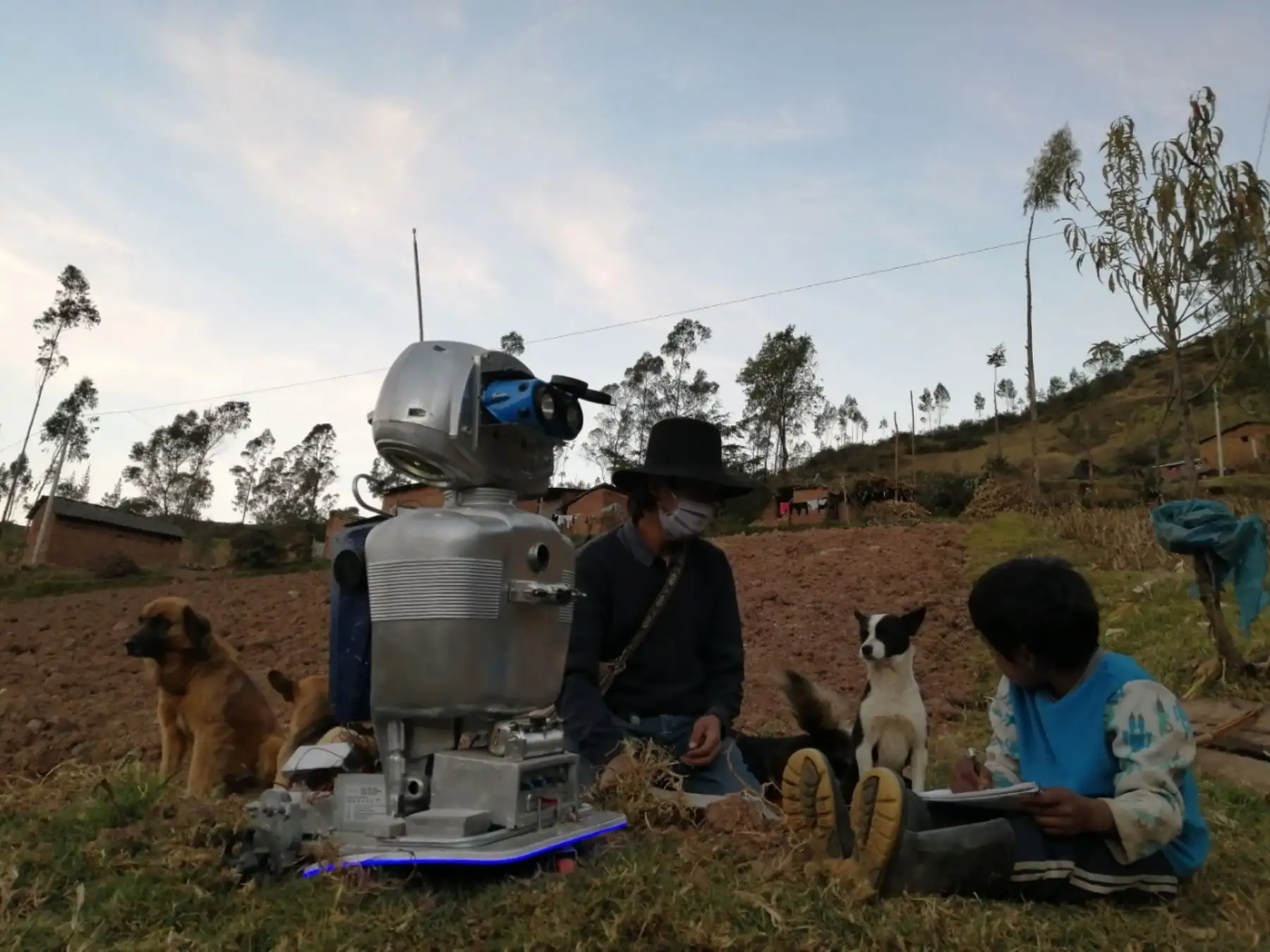Walter Velásquez Godoy es un ingenioso docente de ciencias y tecnología que construyó un robot para enseñar a sus alumnos que viven en comunidades alejadas del distrito de Colcabamba, región Huancavelica, en el ámbito del Vraem. ANDINA/Difusión