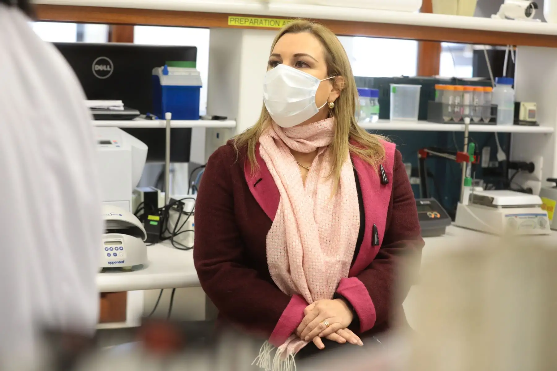 Fiorella Molinelli visitó el laboratorio de Neurobiologia de la Universidad Cayetano Heredia, donde su director, Edward Málaga-Trillo presentó la prueba molecular rápida para detectar Covid-19. Foto: ANDINA/Essalud