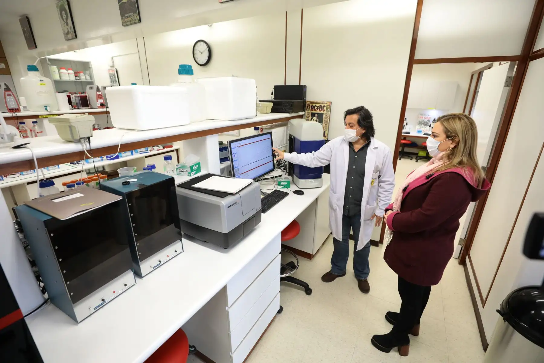 Fiorella Molinelli visitó el laboratorio de Neurobiologia de la Universidad Cayetano Heredia, donde su director, Edward Málaga-Trillo presentó la prueba molecular rápida para detectar Covid-19. Foto: ANDINA/Essalud