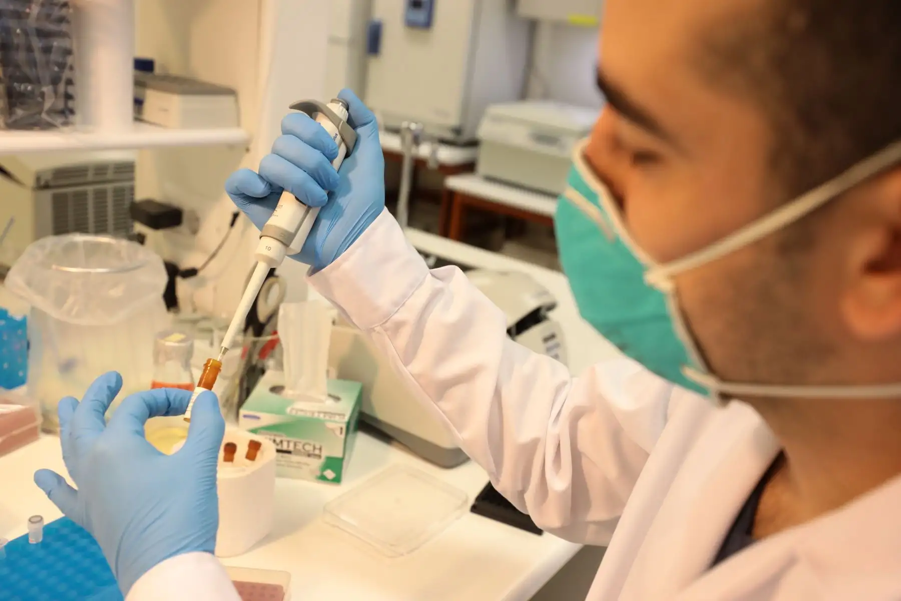 Essalud promoverá investigación con Universidad Cayetano Heredia para elaborar pruebas moleculares para detectar Covid-19 con resultados en 40 minutos. Foto: ANDINA/Essalud