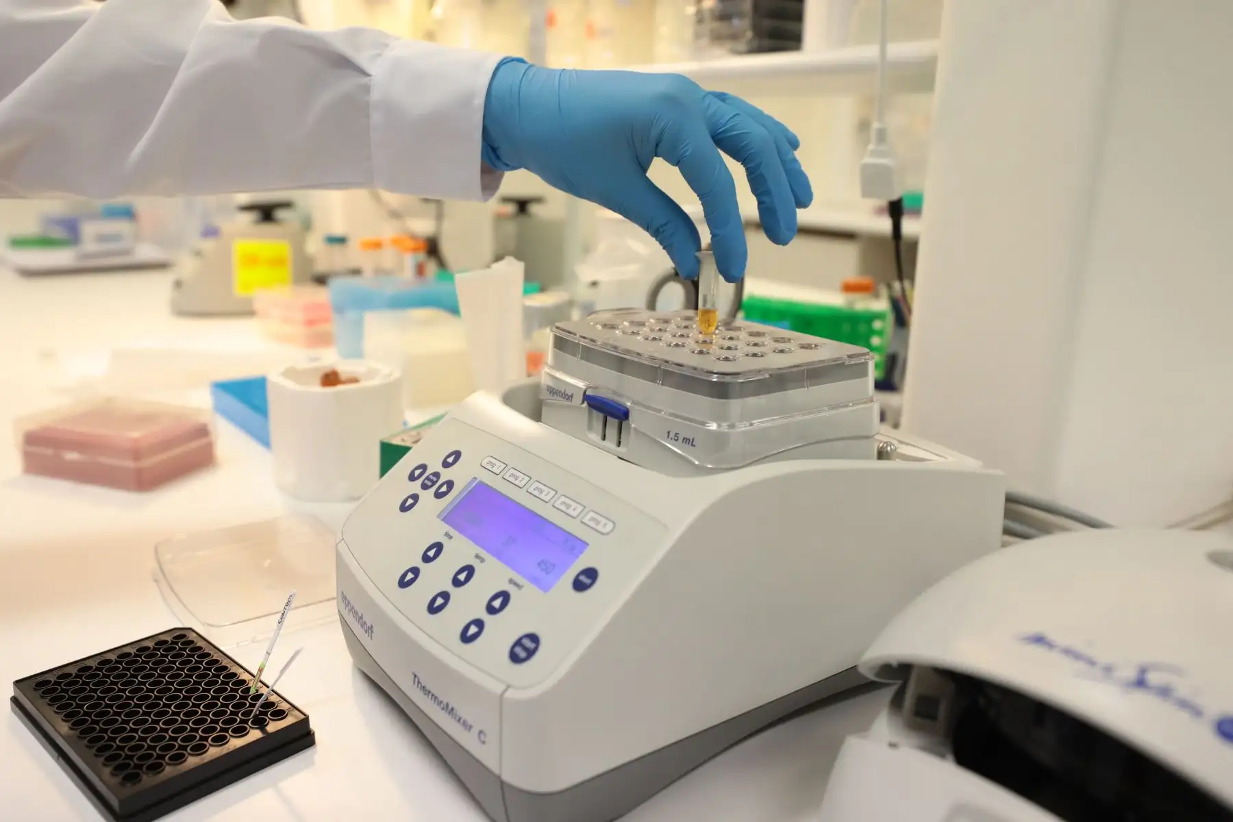 Essalud promoverá investigación con Universidad Cayetano Heredia para elaborar pruebas moleculares para detectar Covid-19 con resultados en 40 minutos. Foto: ANDINA/Essalud