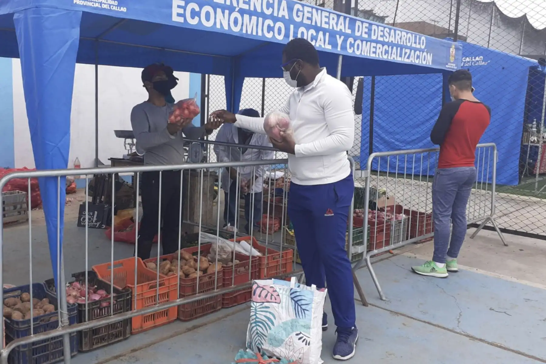 La Municipalidad Provincial del Callao junto al ministerio de la Producción continuarán desarrollando las “Ferias itinerantes Chalacas” que permitirá acceder a productos de bajo precio, además de evitar aglomeraciones en otros centros de abasto. Iniciativa se desarrollará los días 8, 9, 10 y 11 de Julio. Foto: ANDINA/Municipalidad del Callao