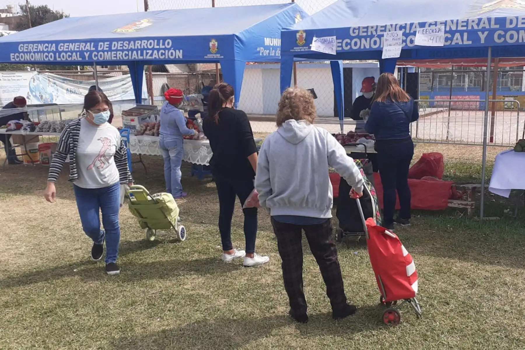 La Municipalidad Provincial del Callao junto al ministerio de la Producción continuarán desarrollando las “Ferias itinerantes Chalacas” que permitirá acceder a productos de bajo precio, además de evitar aglomeraciones en otros centros de abasto. Iniciativa se desarrollará los días 8, 9, 10 y 11 de Julio. Foto: ANDINA/Municipalidad del Callao