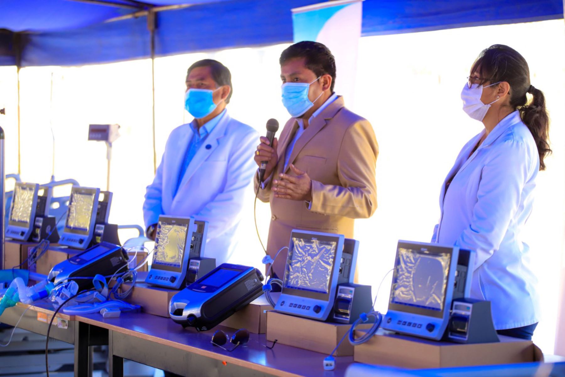El gobernador regional de Arequipa, Elmer Cáceres, entregó equipos al Instituto Regional de Enfermedades Neoplásicas Sur de Arequipa. Foto: ANDINA/Difusión