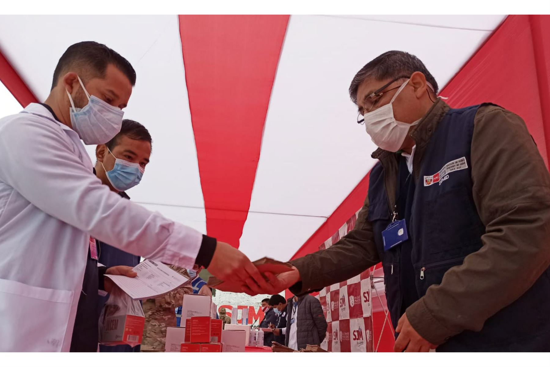 La Dirección Integral de Salud (DIRIS) Lima Sur visitó 225 viviendas para realizar pruebas de descarte rápidas y/o molecular de covid-19 a personas consideradas de “alto riesgo”, y de tratamiento oportuno a quienes dieron positivo al nuevo coronavirus. ANDINA/Minsa