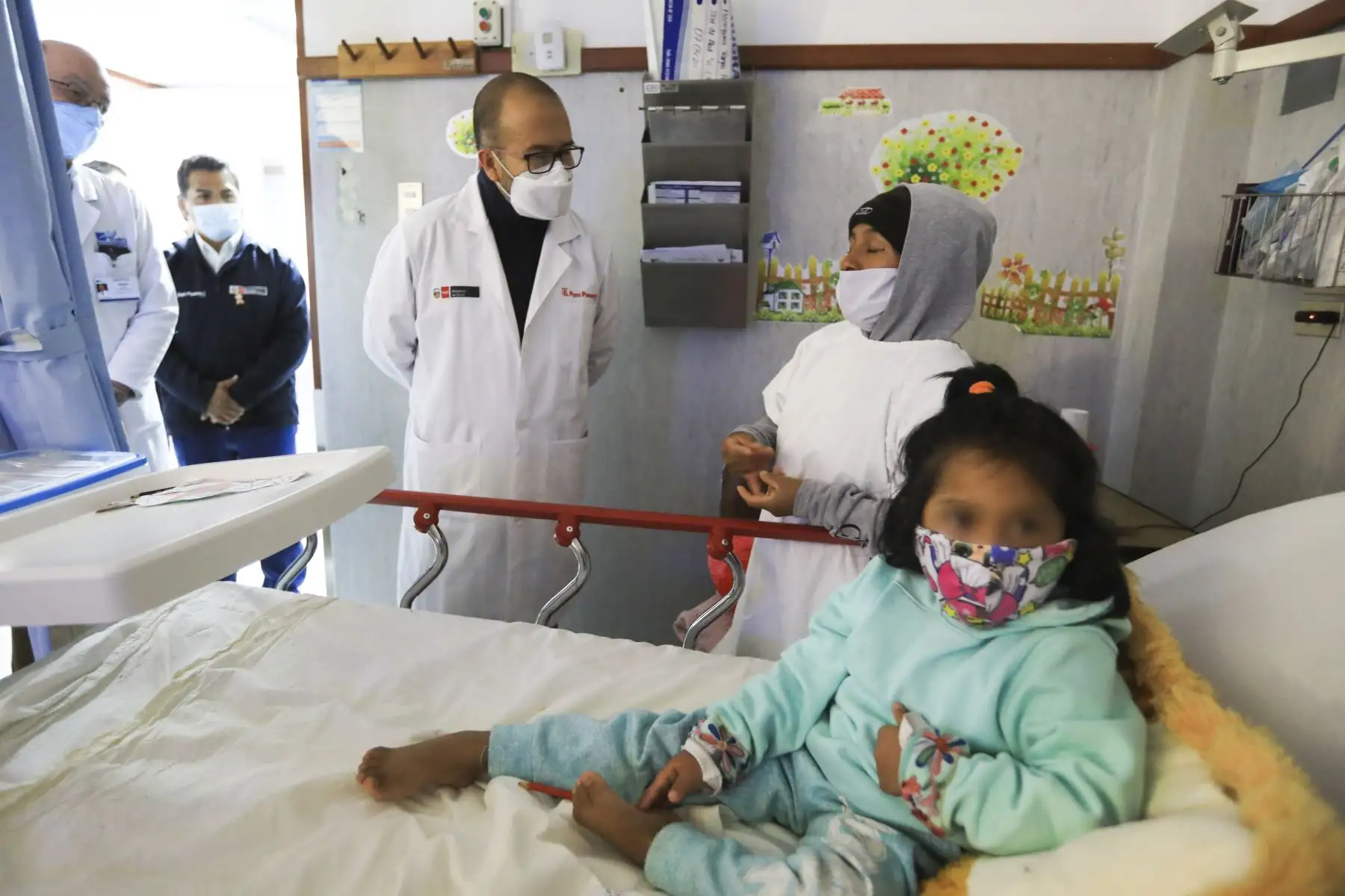 El ministro de Salud Víctor Zamora visitó  el Instituto Nacional de Enfermedades Neoplásicas, en el marco del Operativo Protección, iniciativa que busca garantizar la atención de calidad a pacientes covid-19.Foto:ANDINA/Minsa