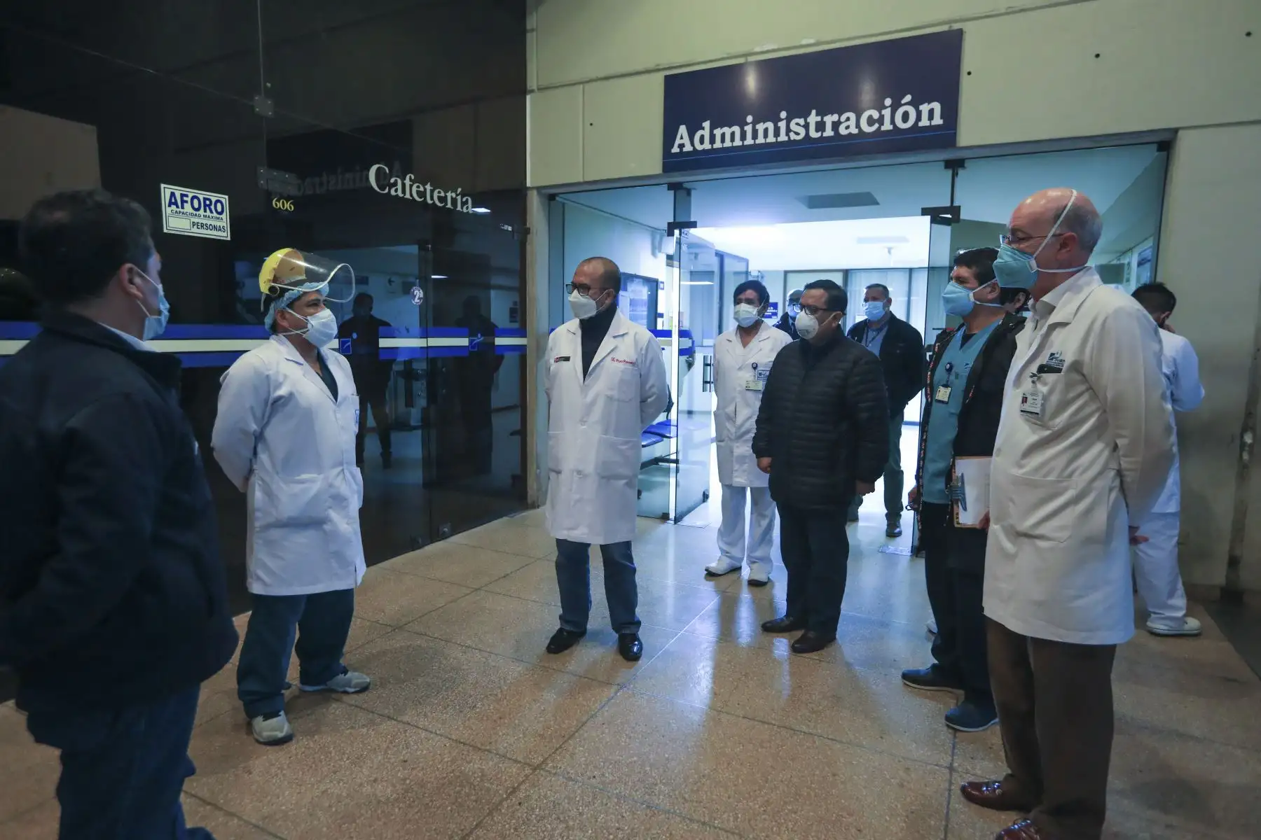 El ministro de Salud Víctor Zamora visitó  el Instituto Nacional de Enfermedades Neoplásicas, en el marco del Operativo Protección, iniciativa que busca garantizar la atención de calidad a pacientes covid-19.Foto:ANDINA/Minsa