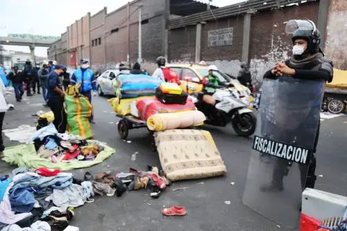 Desalojan a ambulantes y “cachineros” en alrededores del mercado Manzanilla. Foto: ANDINA/Difusión.