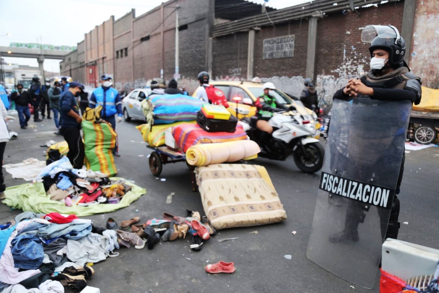 Desalojan a ambulantes y “cachineros” en alrededores del mercado Manzanilla. Foto: ANDINA/Difusión.