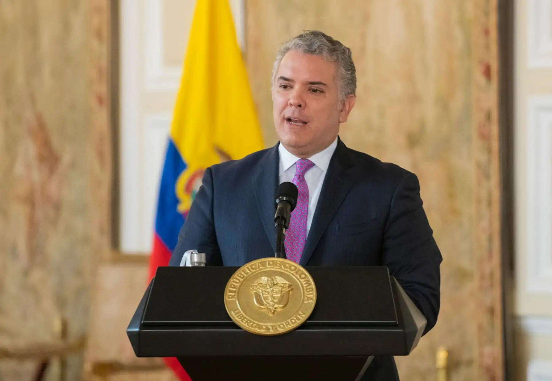 Fotografía cedida por la Presidencia de Colombia, que muestra al presidente de Colombia, Iván Duque, mientras pronuncia un discurso este miércoles en Bogotá (Colombia).  Foto: EFE