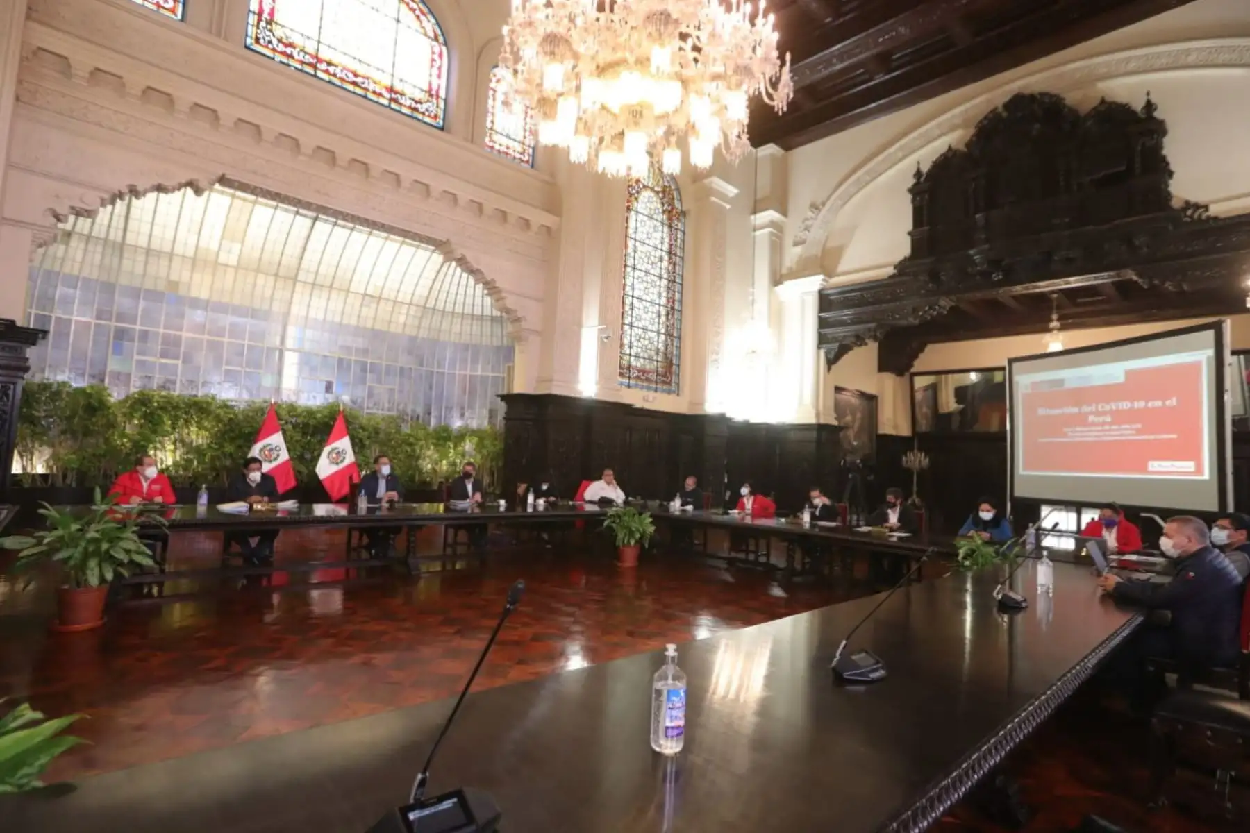El presidente Martín  Vizcarra y el premier Vicente Zeballos, dirigen una nueva sesión del Consejo de Ministros. Junto a los titulares de los sectores evalúan las acciones del Ejecutivo en el marco del Estado de Emergencia por el covid-19. Foto:ANDINA/Prensa Presidencia