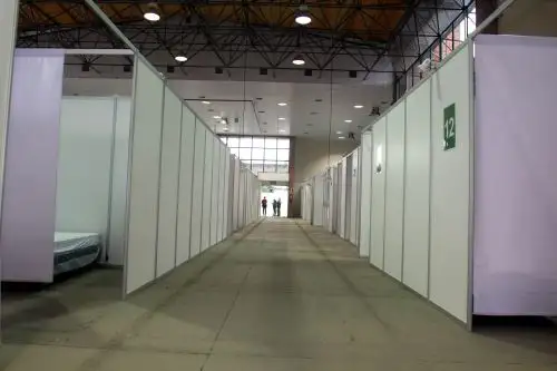 Fotografía del 7 de julio de 2020 que muestra el proceso de adecuación de un centro de aislamiento para enfermos de covid-19 en el recinto ferial de Fexpocruz, en Santa Cruz (Bolivia). Foto: EFE