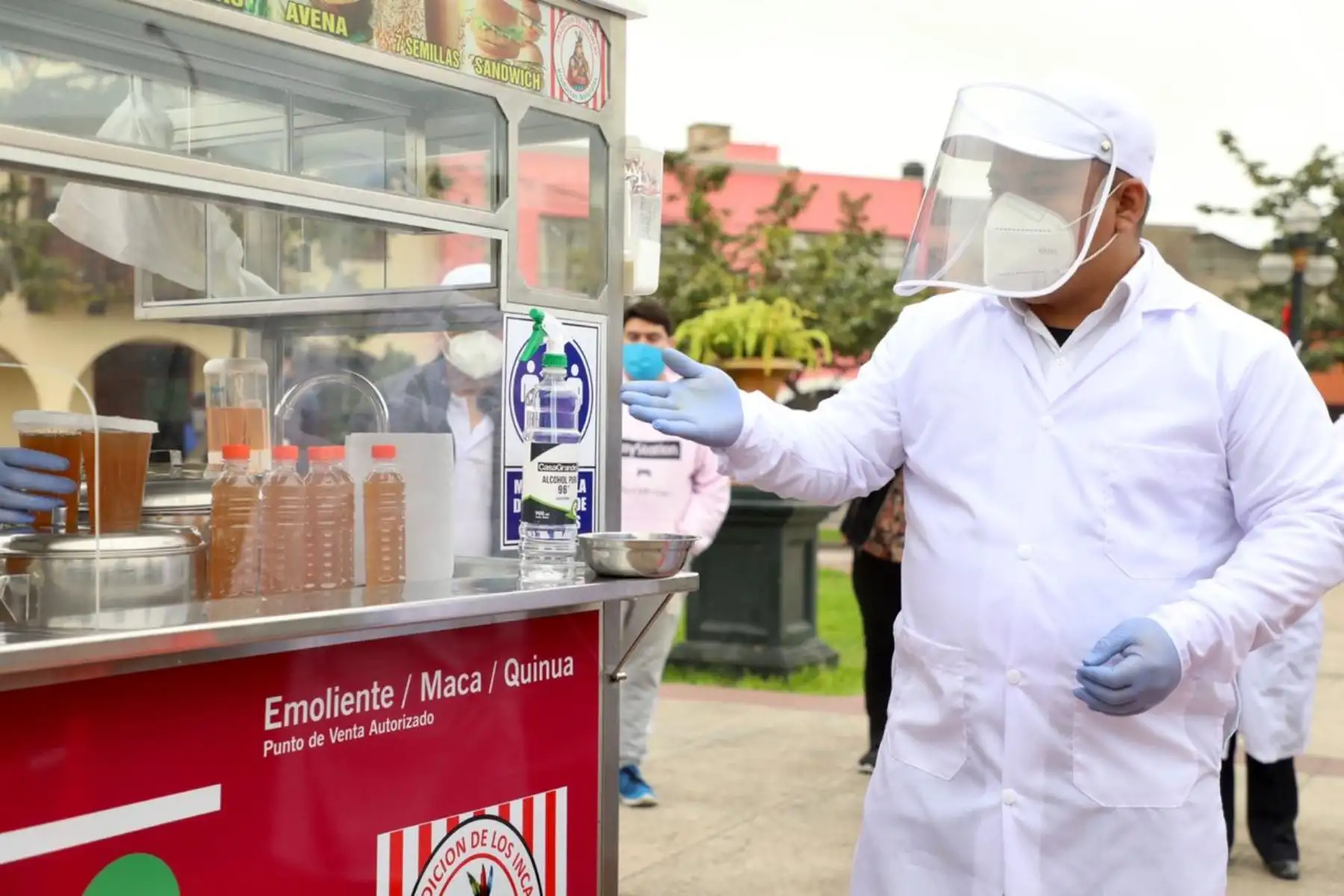 Un total de 150 emolienteros recibirán capacitaciones en buenas prácticas de manipulación de alimentos y protocolos de bioseguridad para que puedan reiniciar sus actividades en el distrito de Pueblo Libre durante el estado de emergencia por coronavirus. Ellos contarán con un spray alcohol en todo momento. Foto: ANDINA/Produce