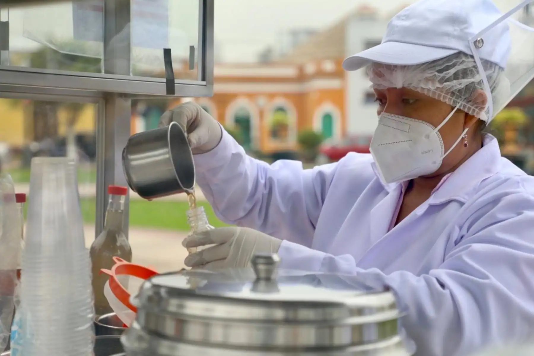 Un total de 150 emolienteros recibirán capacitaciones en buenas prácticas de manipulación de alimentos y protocolos de bioseguridad para que puedan reiniciar sus actividades en el distrito de Pueblo Libre durante el estado de emergencia por coronavirus. Los trabajadores contarán con el equipo completo de protección. Foto: ANDINA/Produce