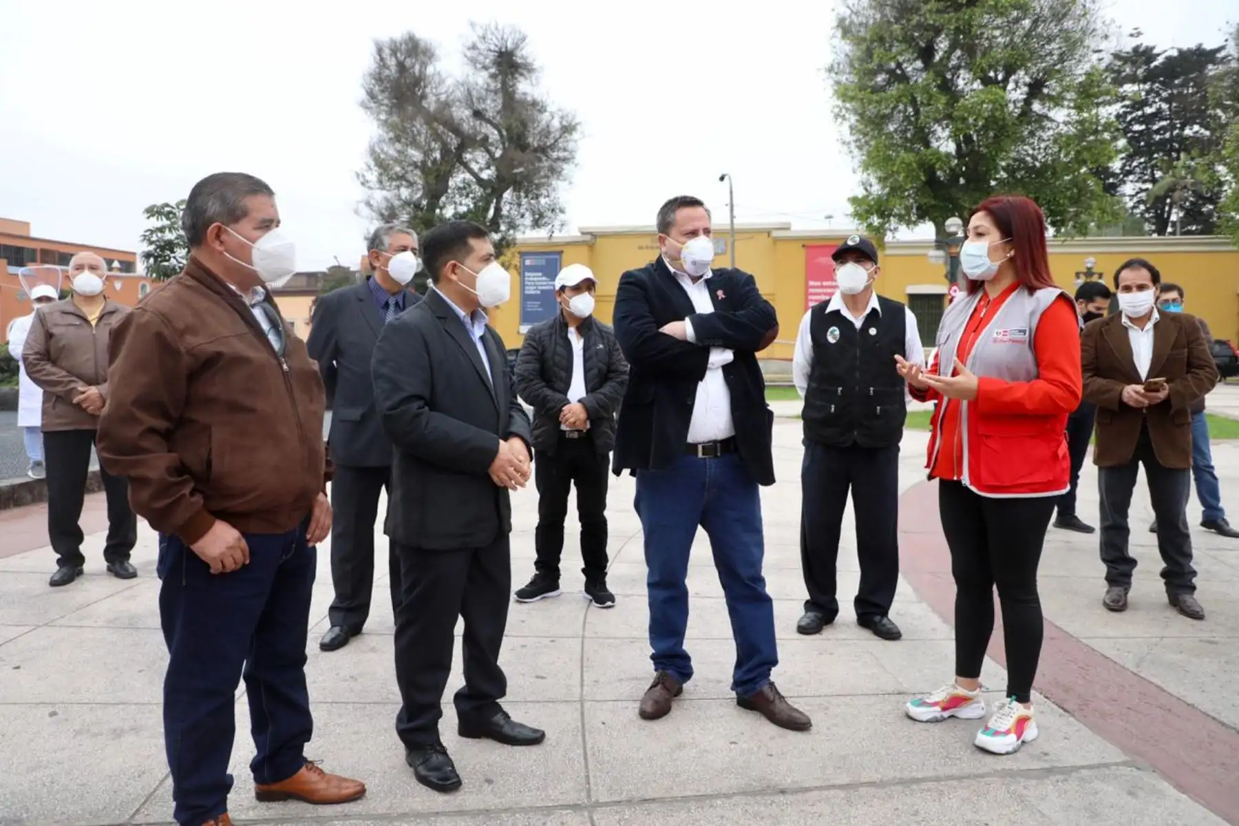 Un total de 150 emolienteros recibirán capacitaciones en buenas prácticas de manipulación de alimentos y protocolos de bioseguridad para que puedan reiniciar sus actividades en el distrito de Pueblo Libre durante el estado de emergencia por coronavirus. La directora ejecutiva del programa Tu Empresa junto al alcalde de Pueblo Libre, Stephen Haas, supervisaron las actividades. Foto: ANDINA/Produce