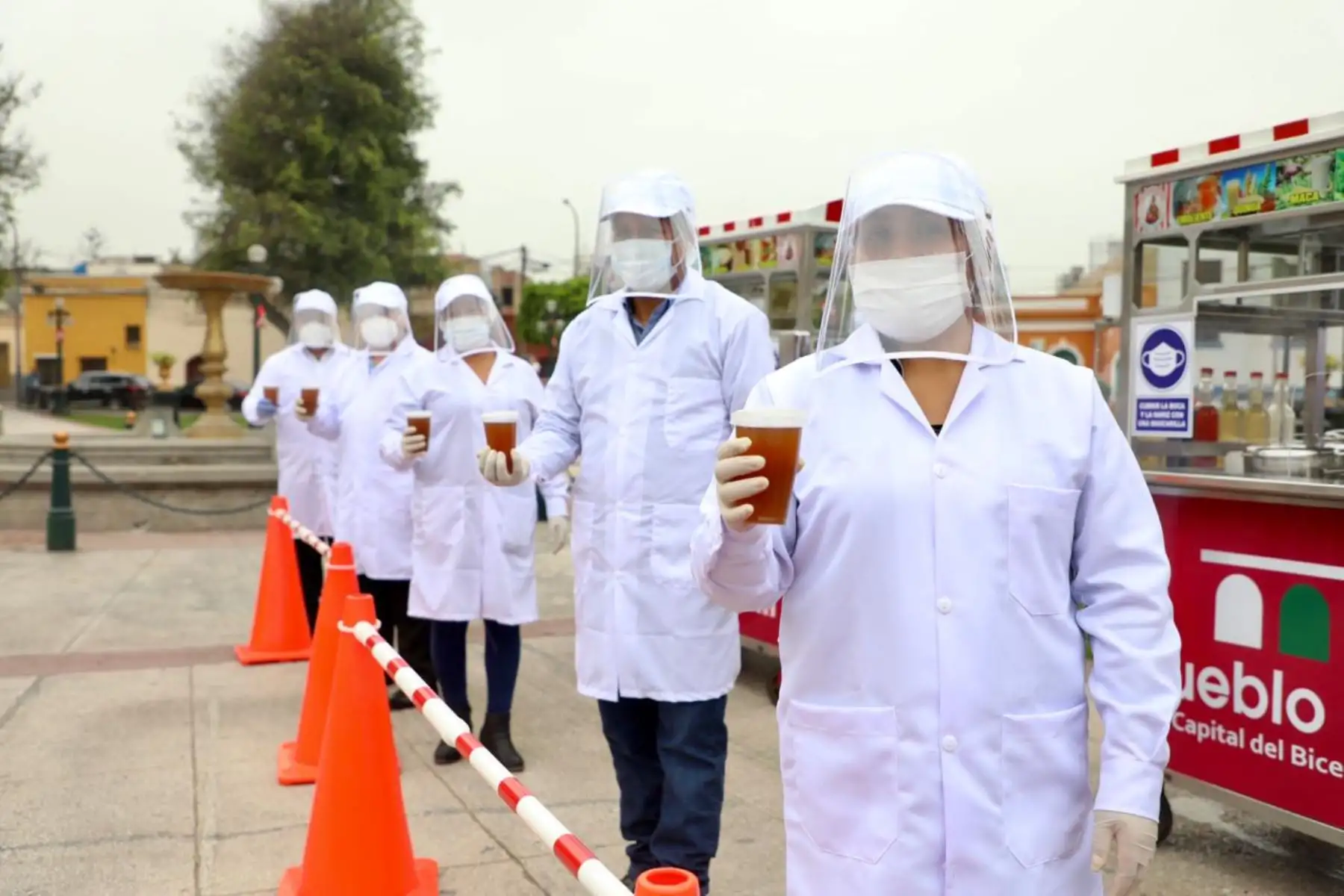 Un total de 150 emolienteros recibirán capacitaciones en buenas prácticas de manipulación de alimentos y protocolos de bioseguridad para que puedan reiniciar sus actividades en el distrito de Pueblo Libre durante el estado de emergencia por coronavirus. Además deberán usar protector facial durante sus actividades. Foto: ANDINA/Produce