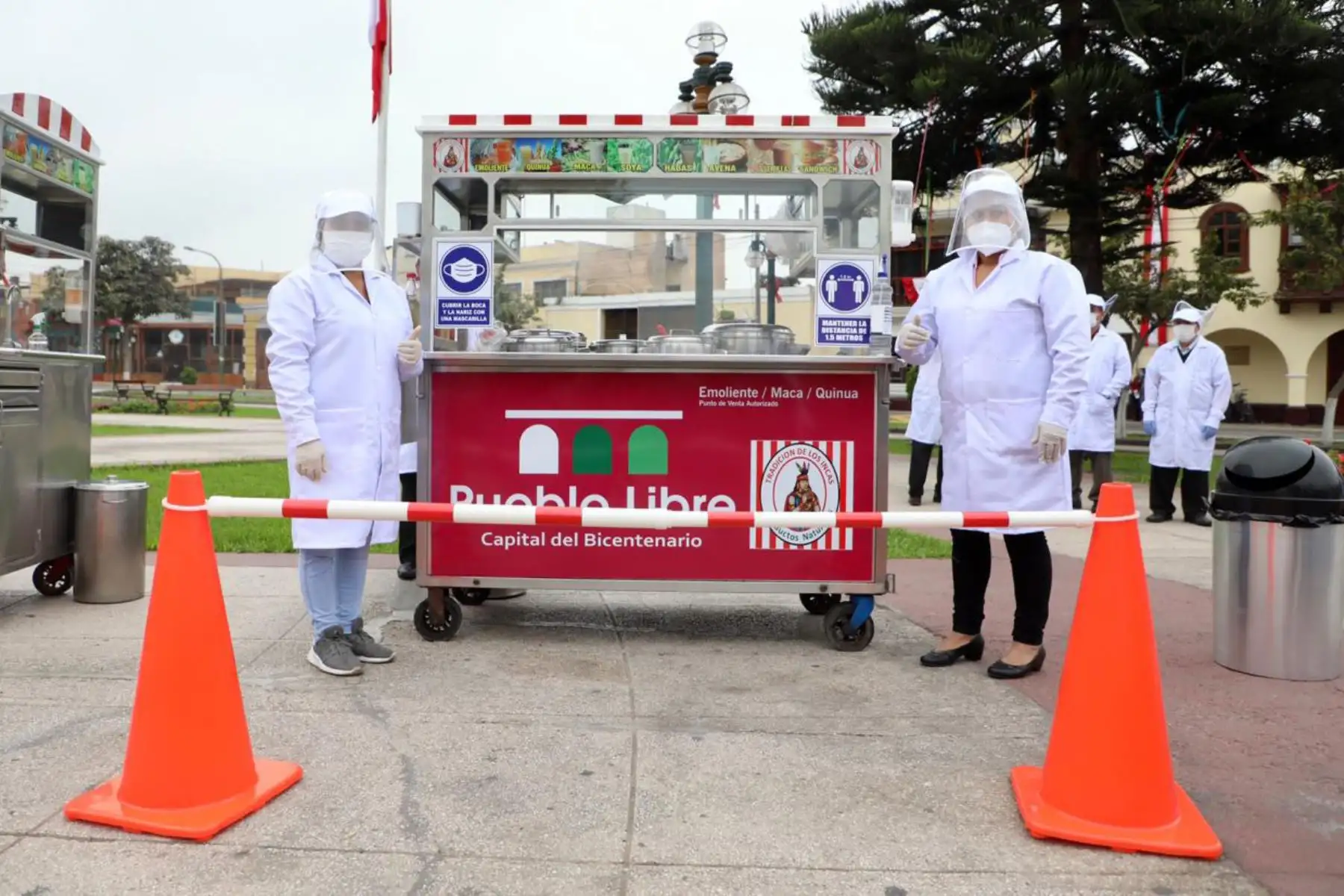 Un total de 150 emolienteros recibirán capacitaciones en buenas prácticas de manipulación de alimentos y protocolos de bioseguridad para que puedan reiniciar sus actividades en el distrito de Pueblo Libre durante el estado de emergencia por coronavirus. Los clientes deberán respetar la distancia social y no deberán acercarse al módulo de bebidas. Foto: ANDINA/Produce