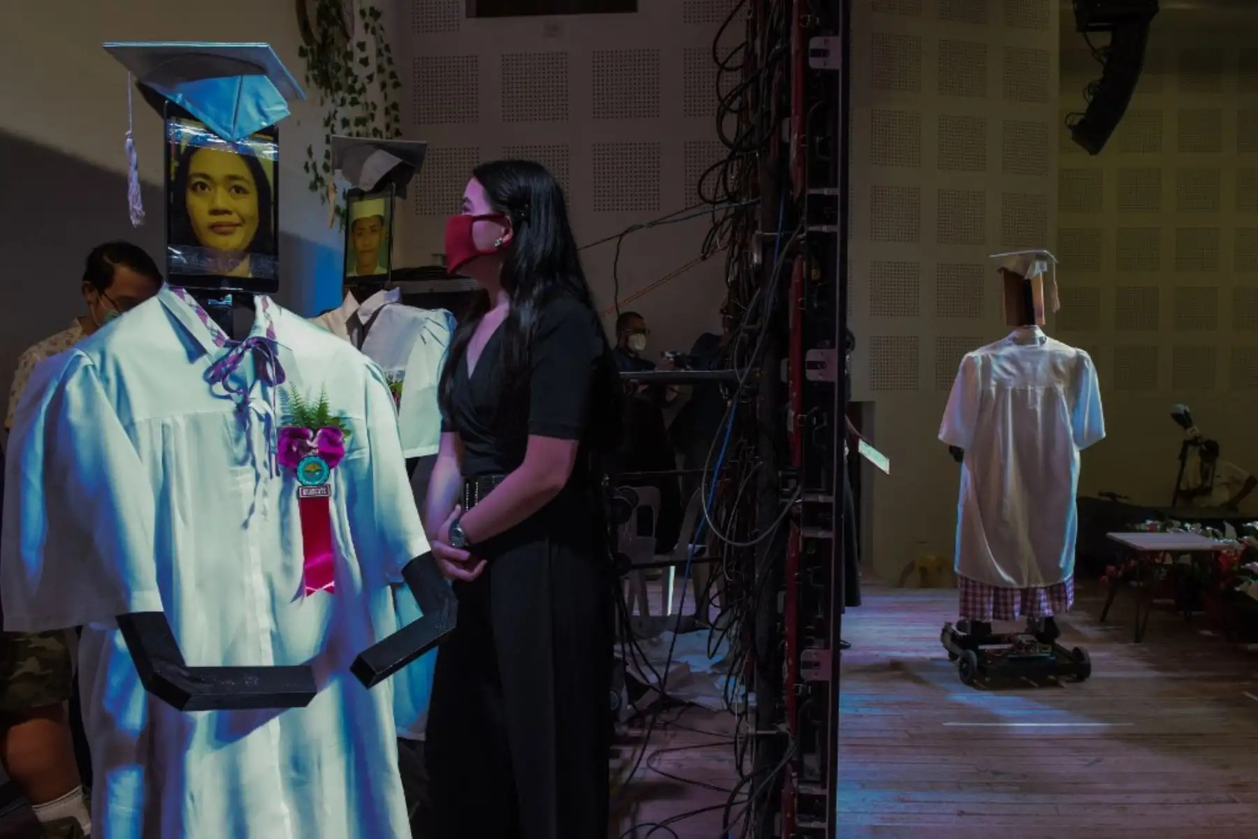 Los robots, con las imágenes de los estudiantes graduados que se muestran en tabletas, se alinean para subir al escenario mientras se lleva a cabo la primera ceremonia de "graduación cibernética" de una universidad de ciencia y tecnología debido a la prohibición de reuniones masivas durante el brote de coronavirus COVID-19 en Manila, Filipinas. Foto: AFP